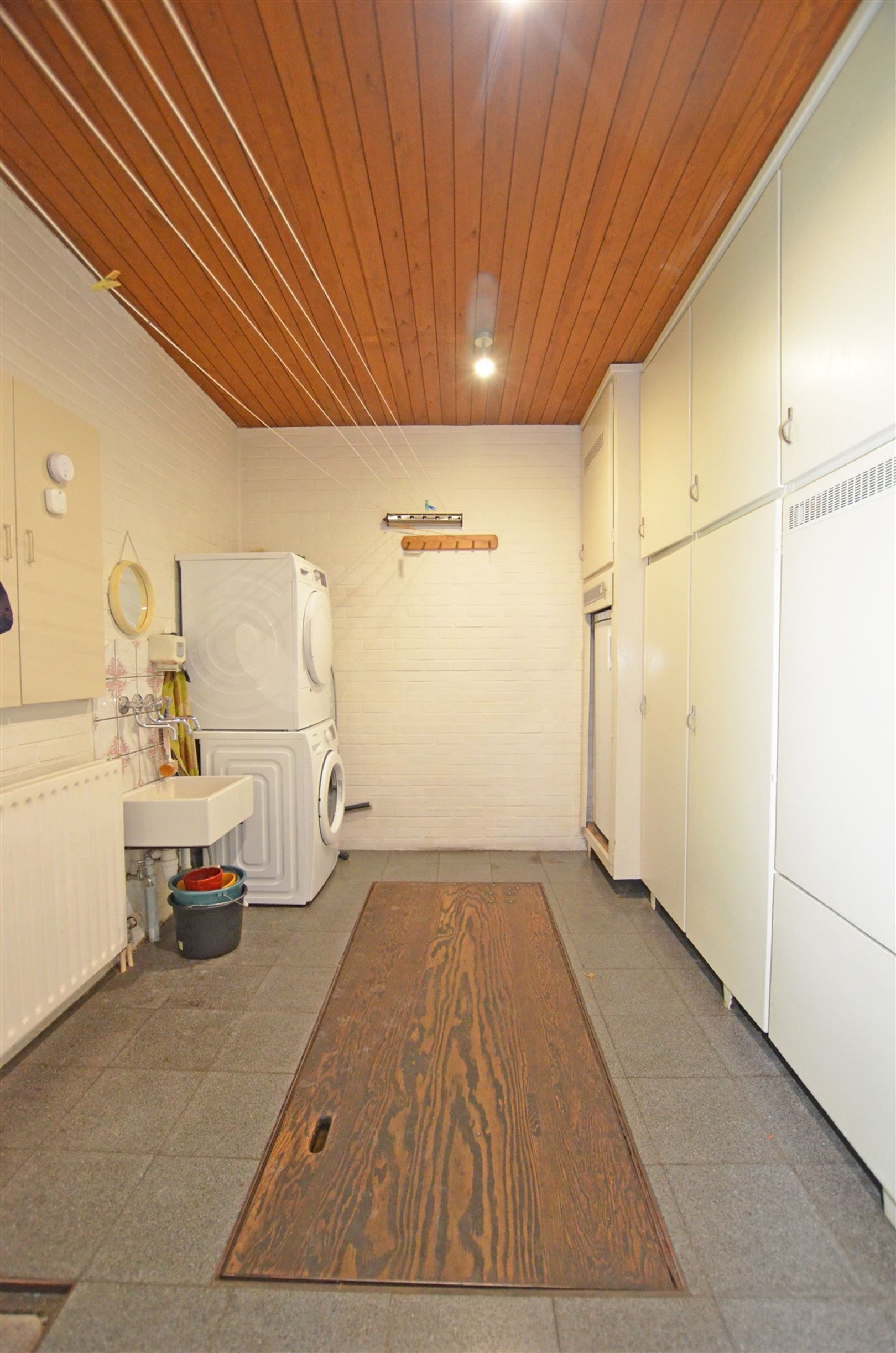 Gelijkvloerse gezinswoning in residentiële wijk foto 13