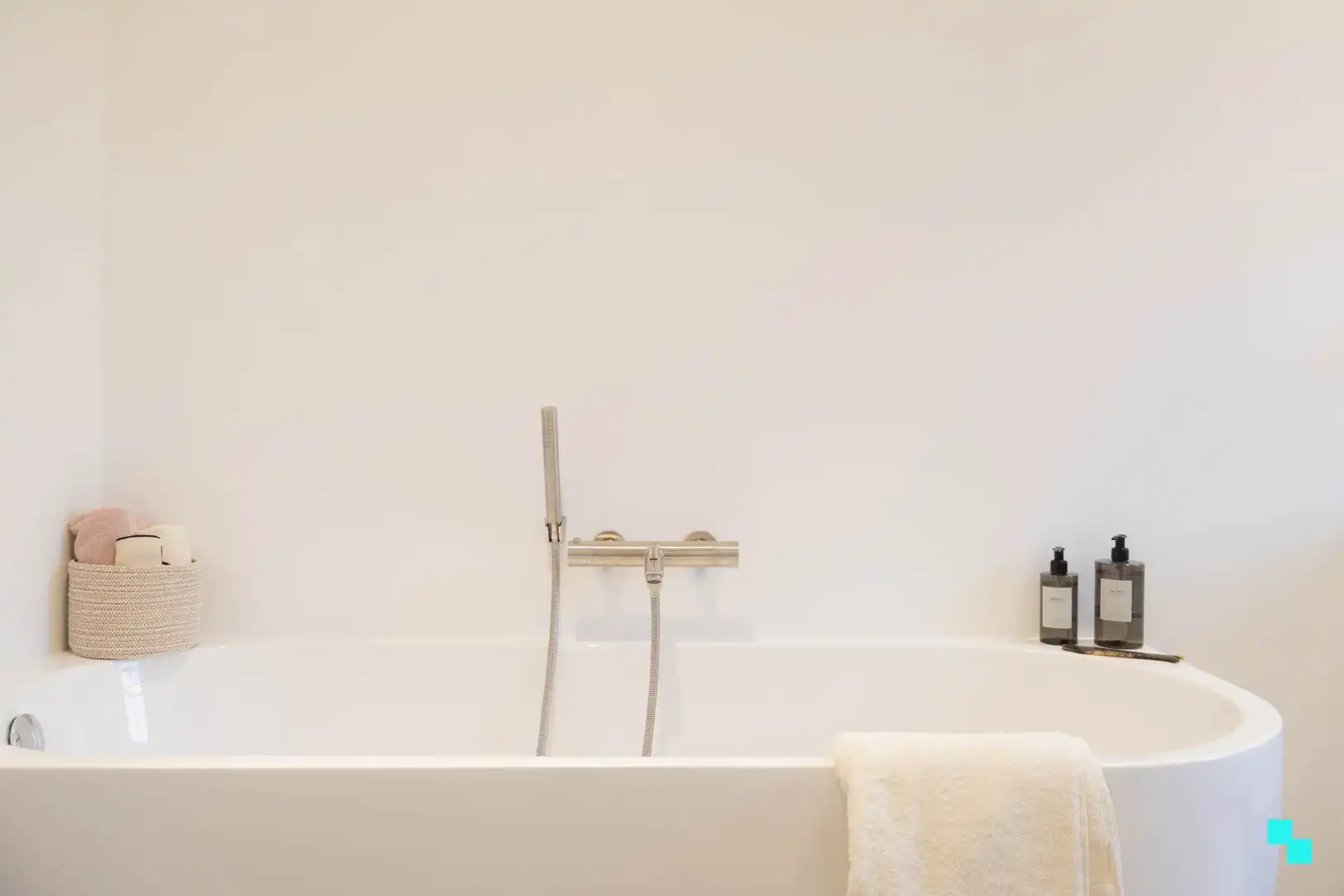 Volledig gerenoveerde woning met zicht op de velden foto 14