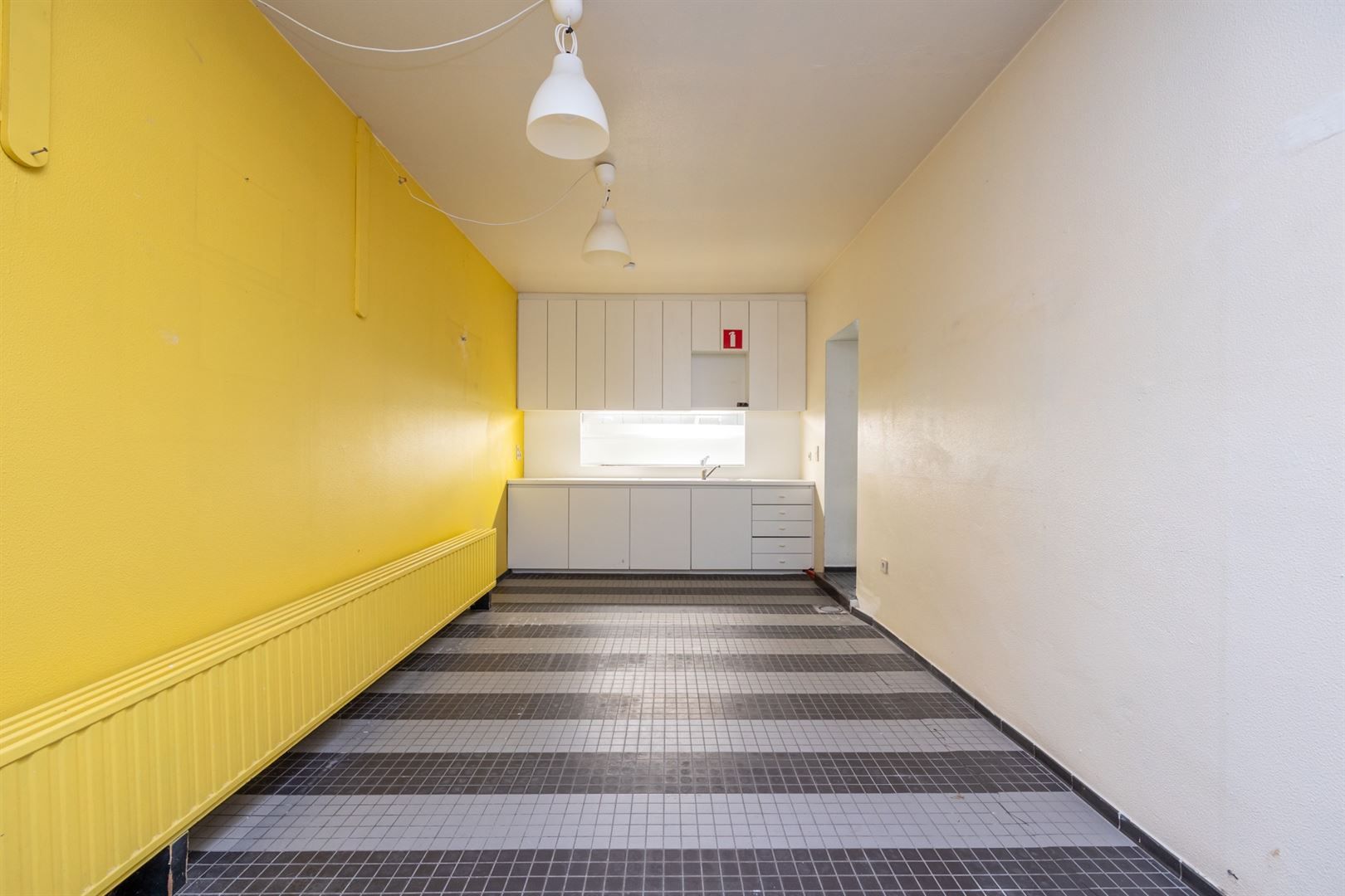 Kantoor met grote vitrine en duplex appartement foto 14