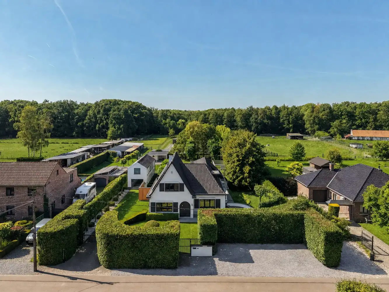 Exclusief wonen met zwembad, bijgebouw en uitzonderlijk veel ruimte foto 2