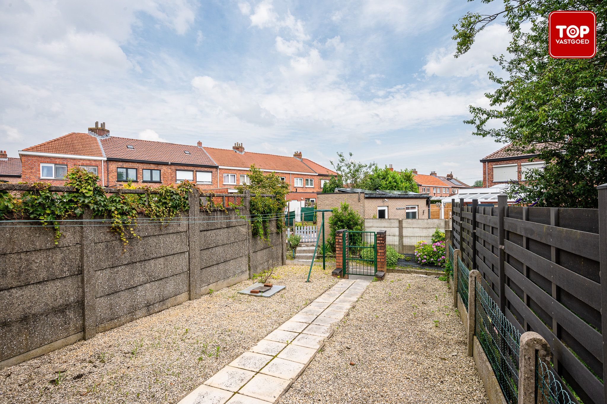 Karaktervolle stadswoning met potentieel, voorzien van buitenruimte en drie slaapkamers foto 1