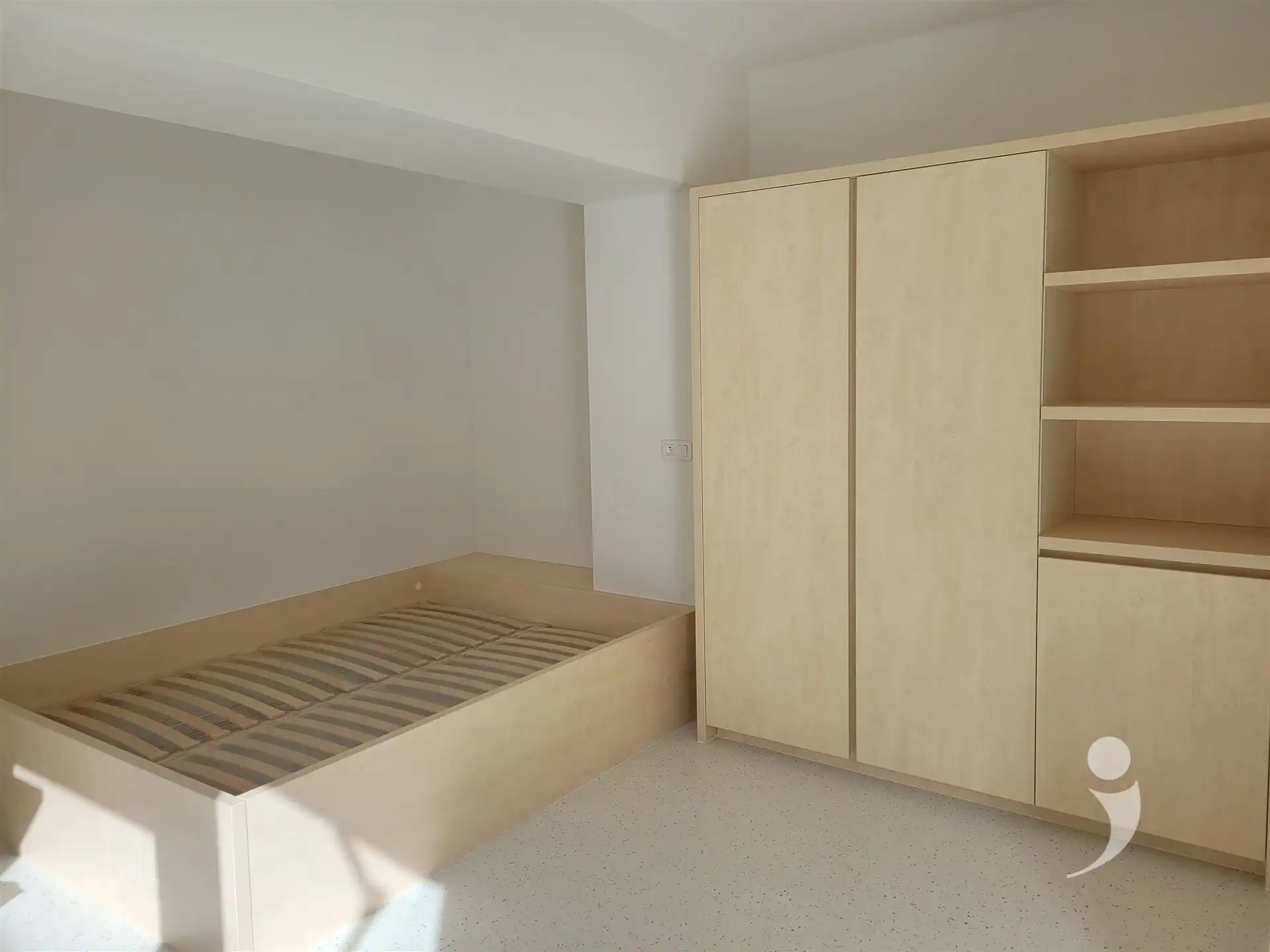 YOU 00.02 foto {{pictureIndex}}