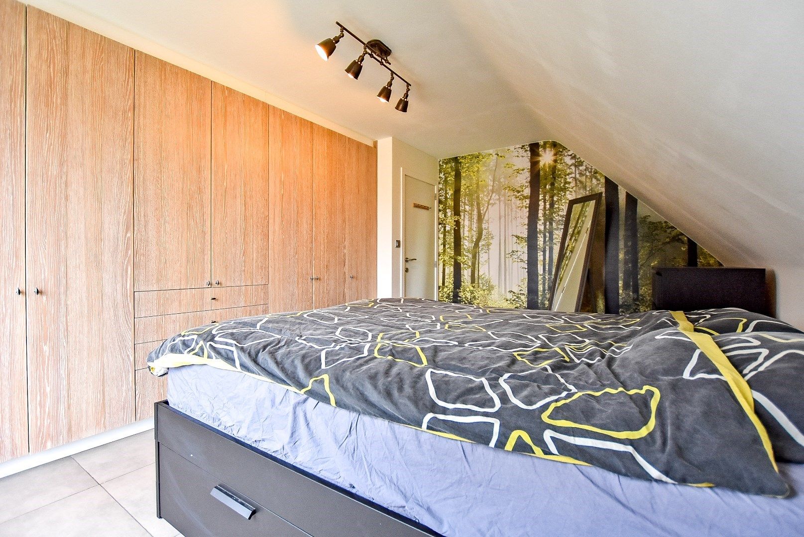 Ruime en lichtrijke villa te rustige woonwijk. foto 13