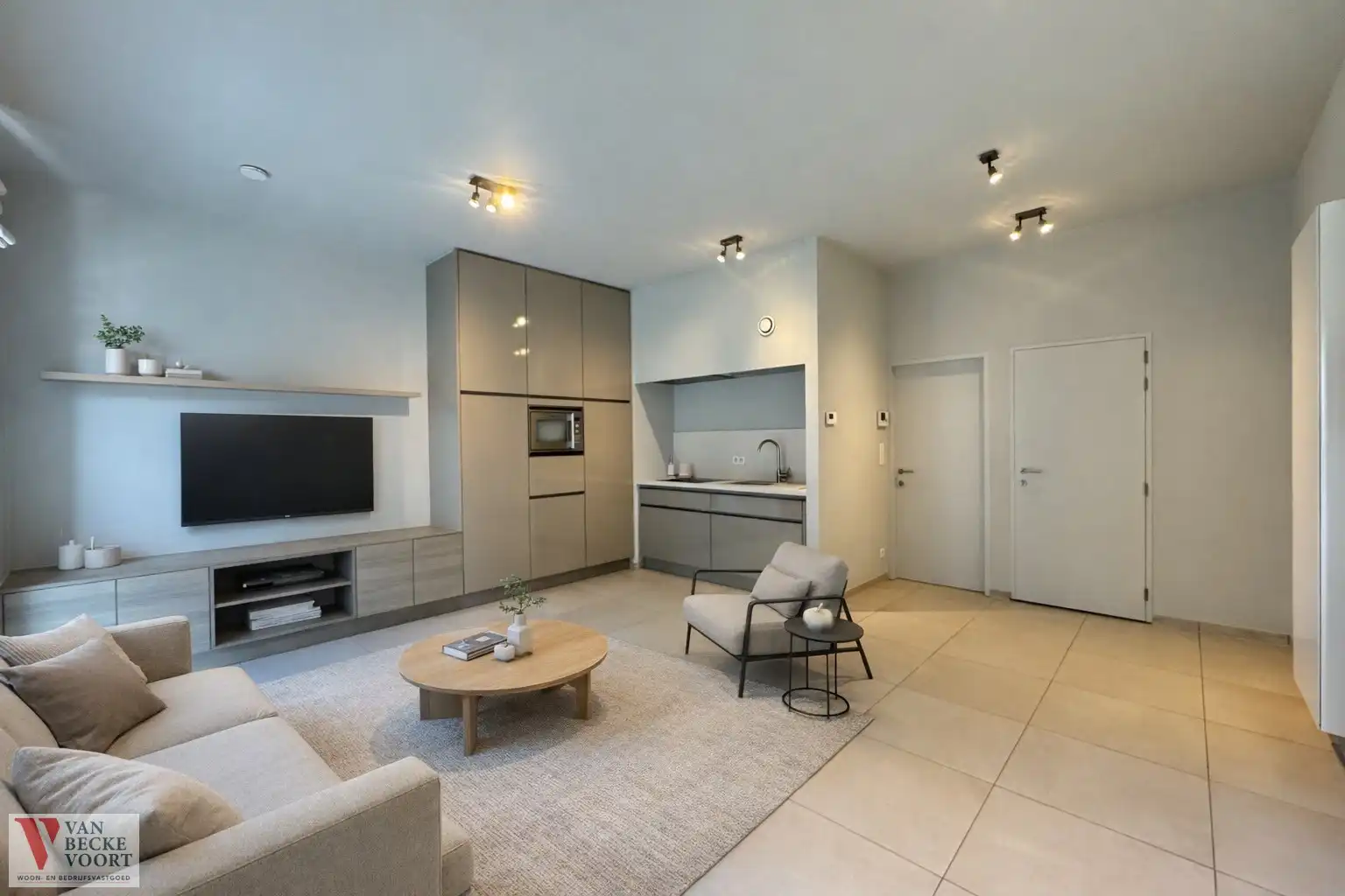 Appartement in gerenoveerd eclectisch herenhuis aan de Sint-Jozefkerk foto 2