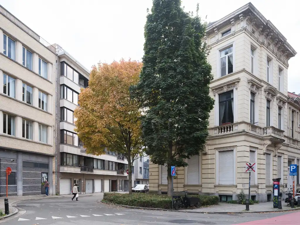 Regio Gent Zuid - Lichtrijk, op te frissen drieslaapkamer-appartement gelegen in een zijstraat van de muinkkaai met zicht op het water. foto 16