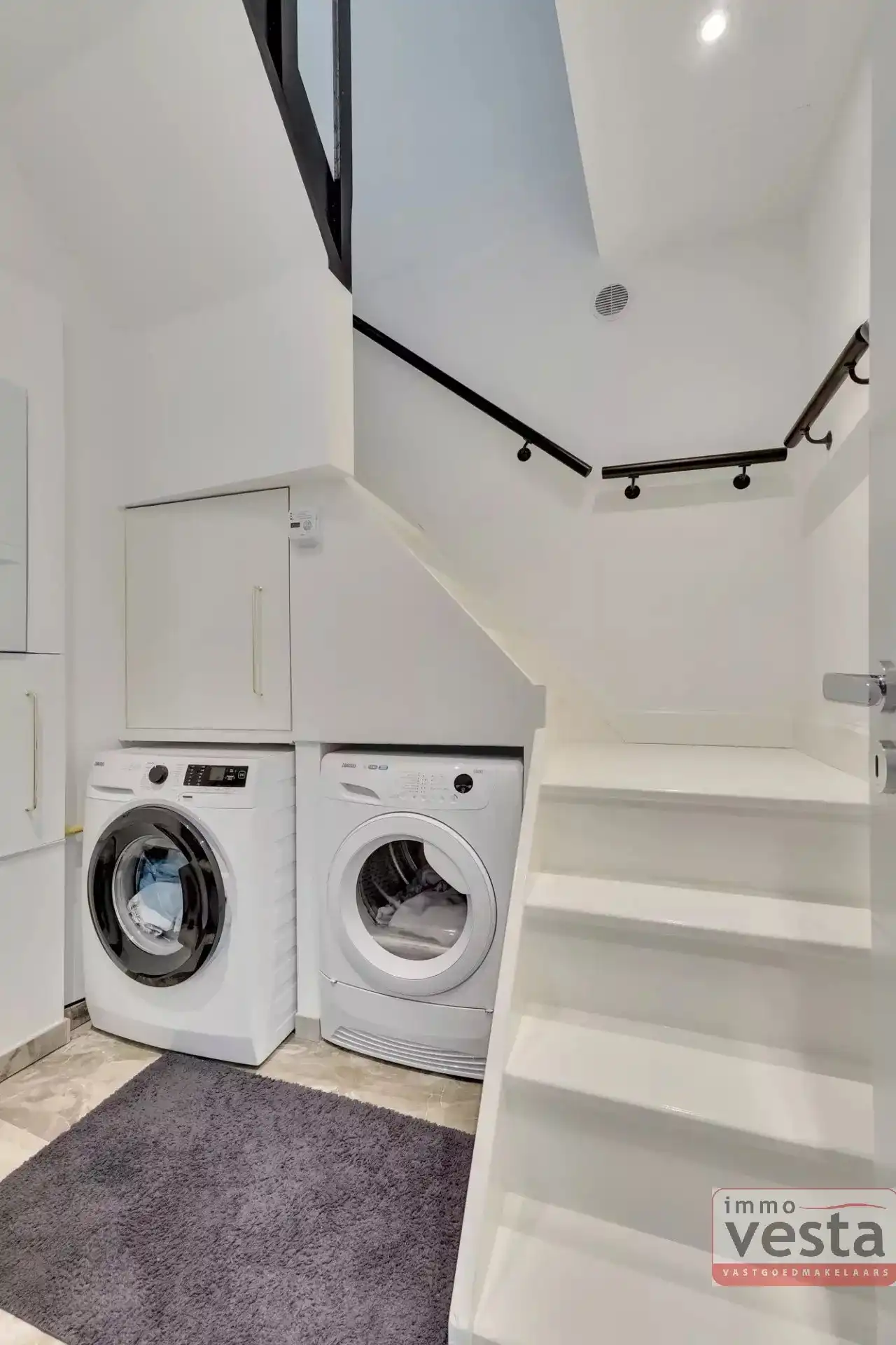 Goedgelegen, volledig gerenoveerd handelspand met woonst foto 16