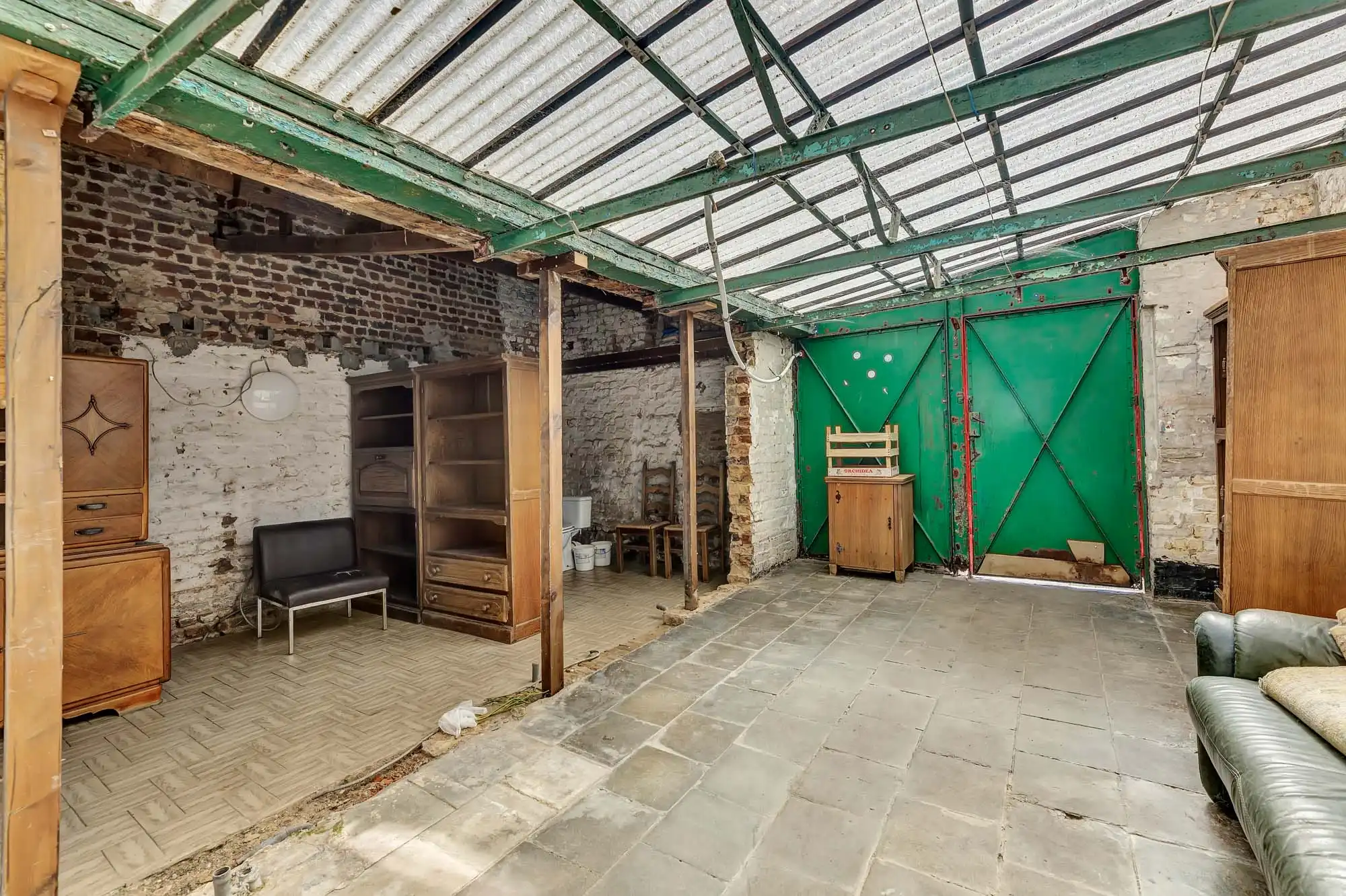 Te renoveren woning met veel potentieel en prachtige tuin foto 9