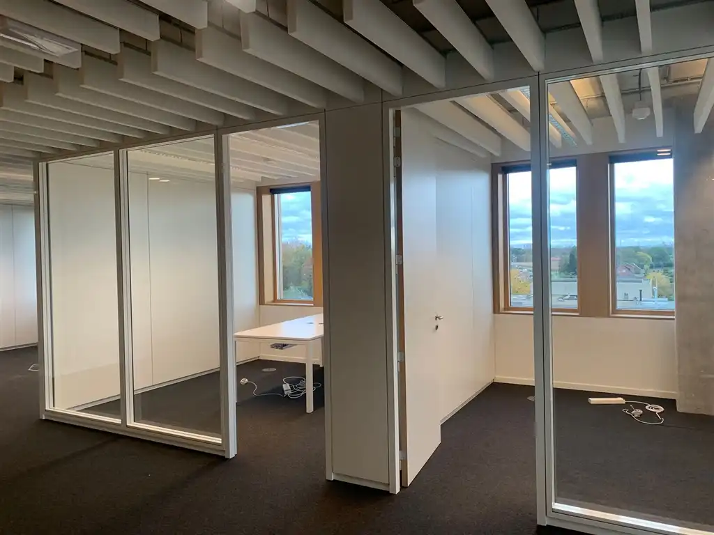 Nieuwbouw kantoren te huur vlakbij de snelweg foto 2