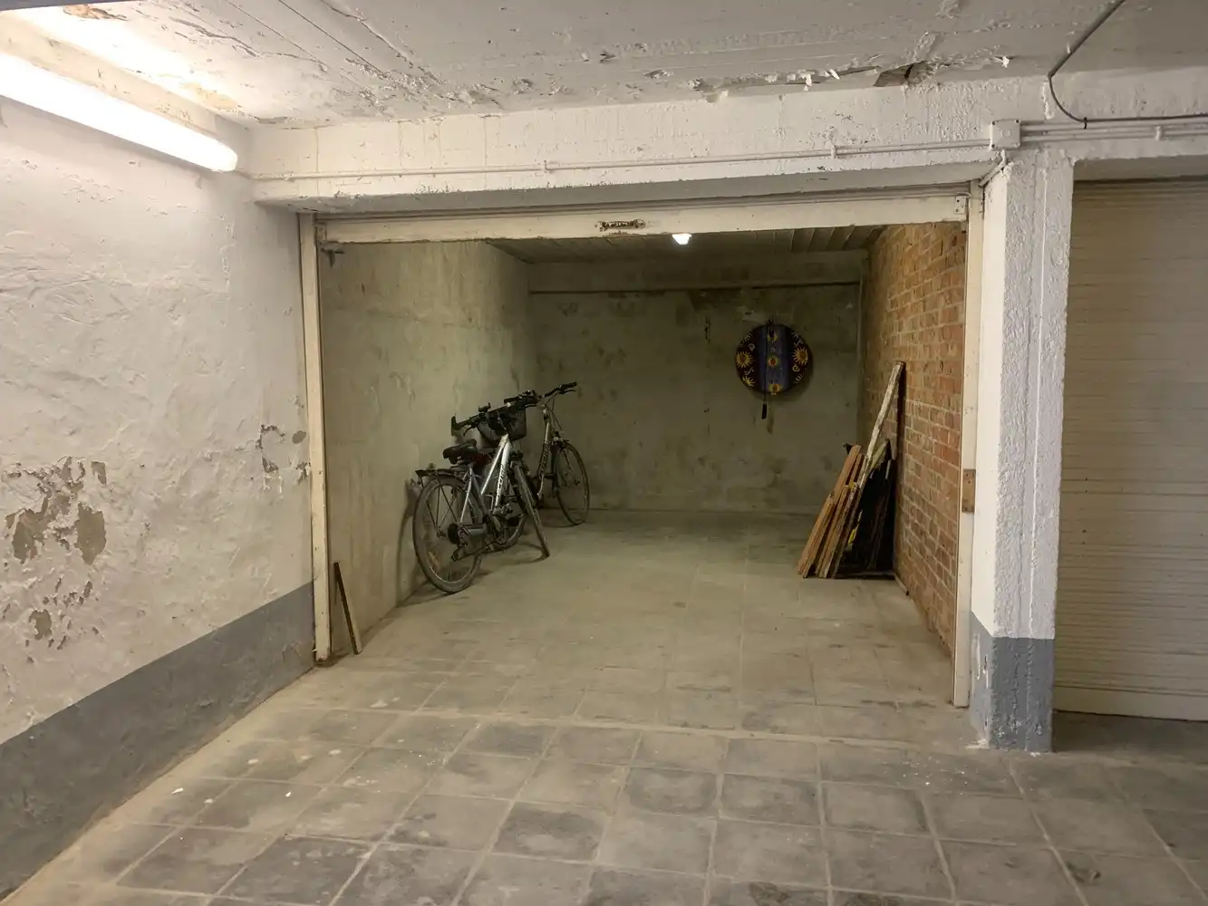Goed gelegen gesloten garage box op de zeedijk in Duinbergen foto 3