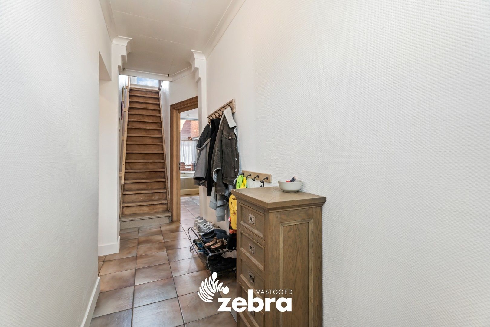 Instapklare woning met grote garage en 3 volwaardige slaapkamers! foto 2
