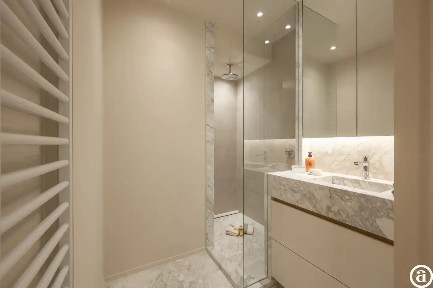 Luxueus gerenoveerd appartement vlakbij de winkels, het strand en de zee. foto 19