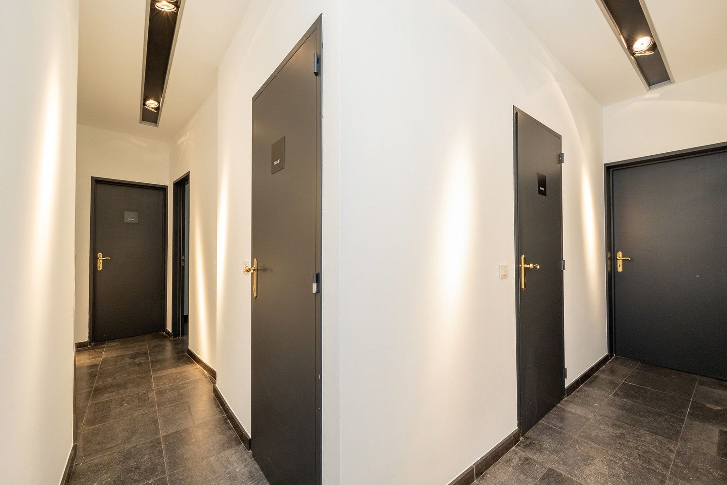 Gelijkvloers appartement  101m² met buitenruimte 20m² en ruime kelder op toplocatie aan het Mechelseplein in hartje Antwerpen foto 7