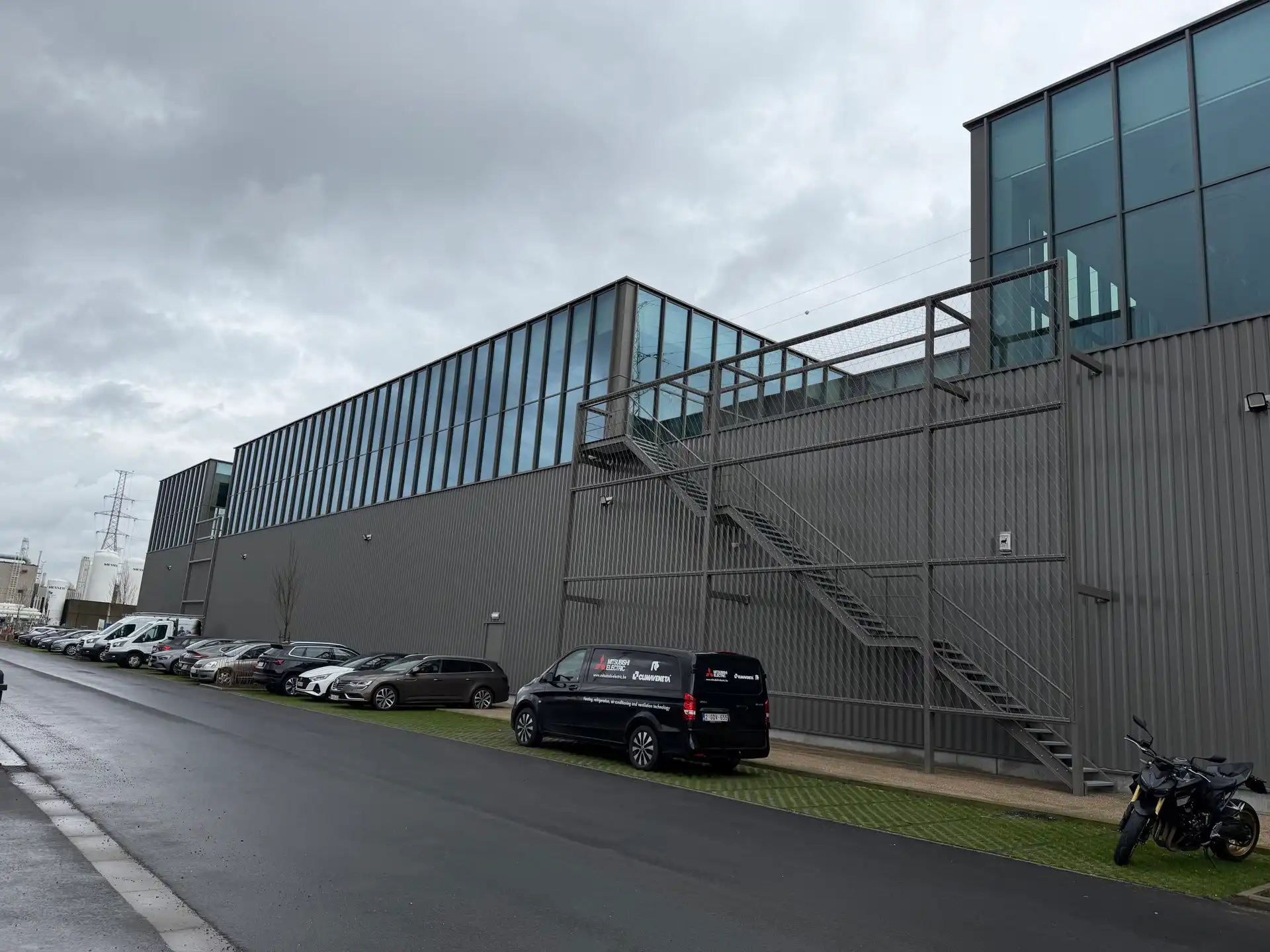 Kantoor 585m²  met magazijn 1.680m² te huur in Kallo foto 2