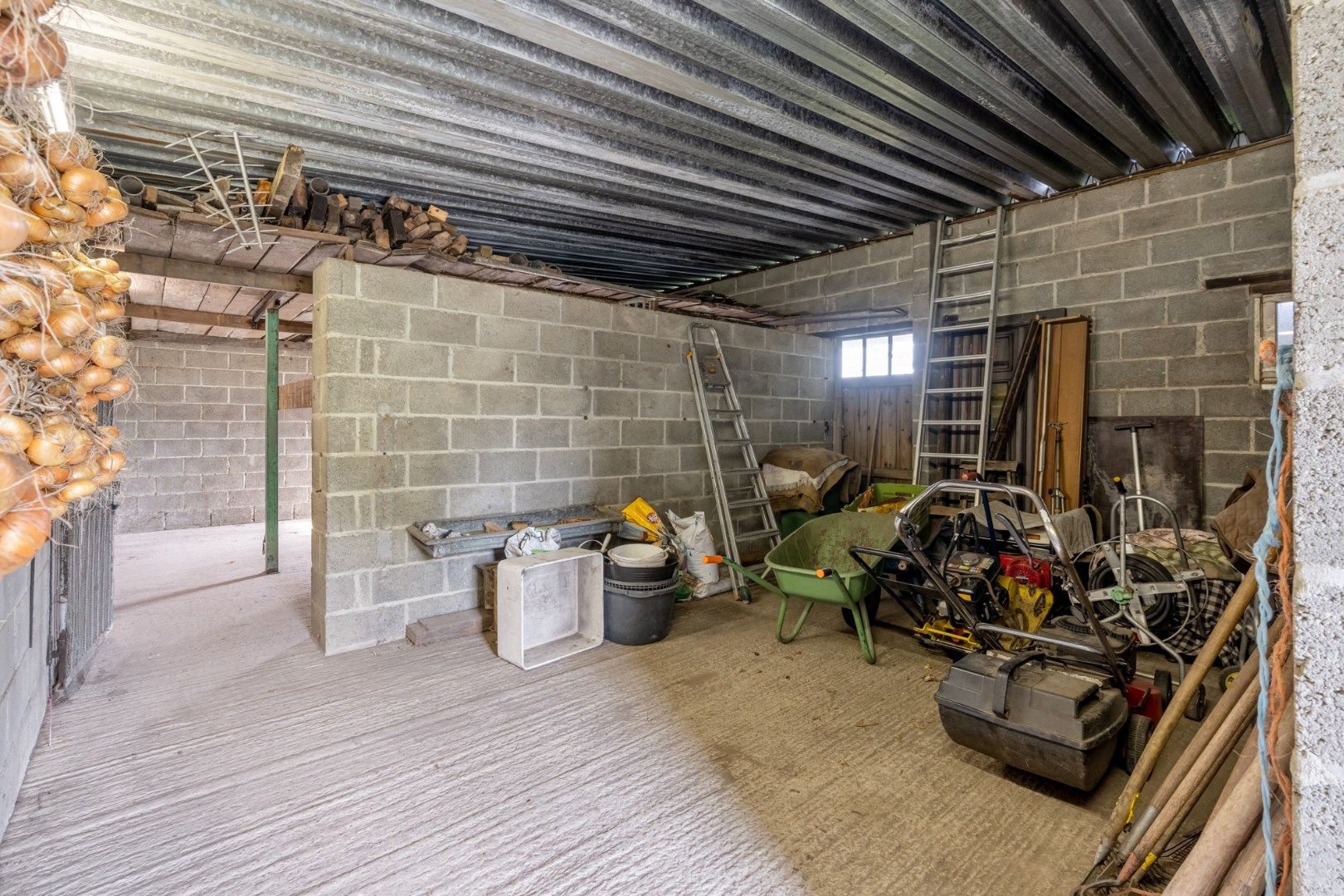 Goed onderhouden split-levelgezinswoning met paardenstallen op een riant perceel van maar liefst 68a79ca!  foto 32