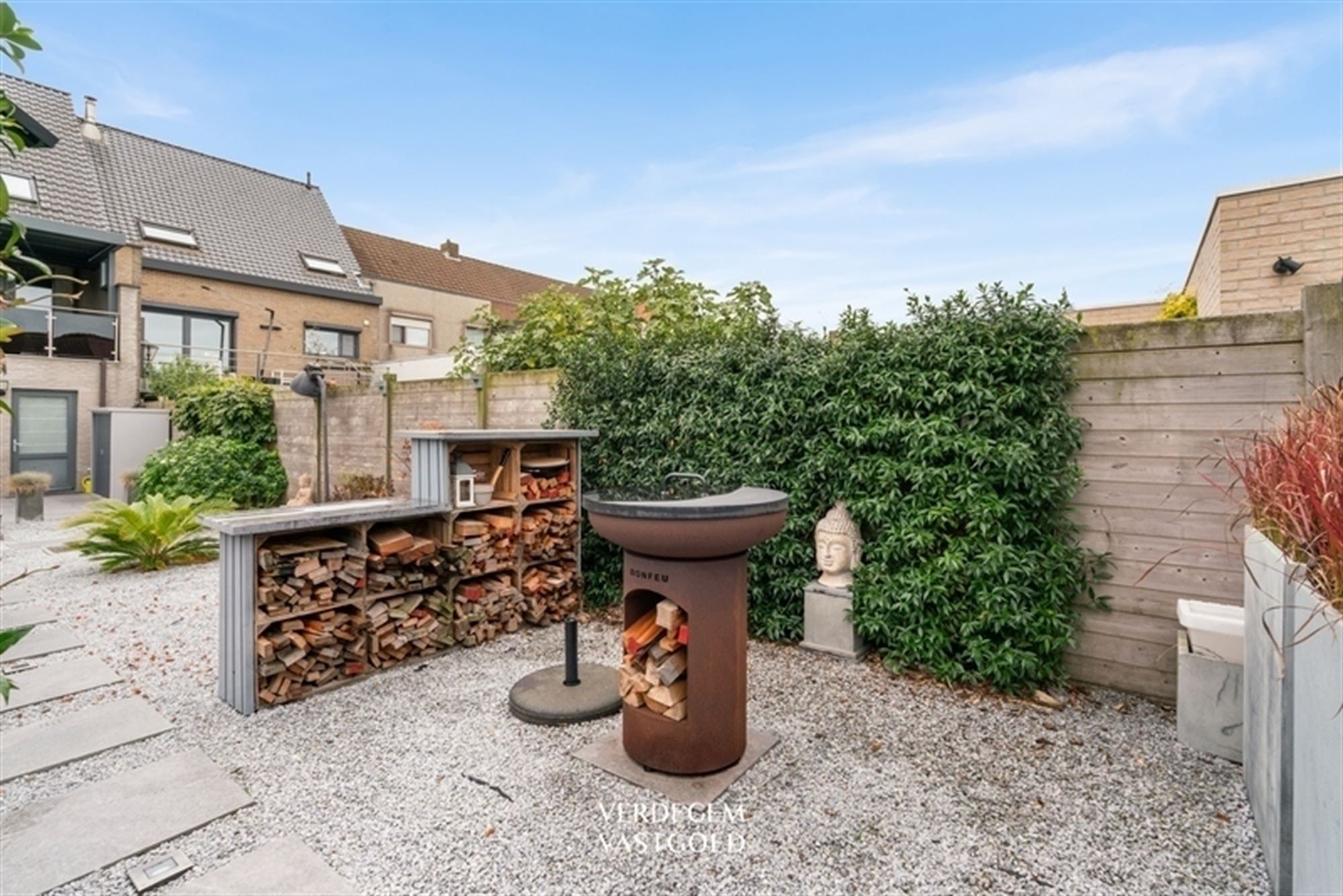 Instapklaar en knap afgewerkte woning met 2 garages, geniettuin en atelier/praktijk foto 20