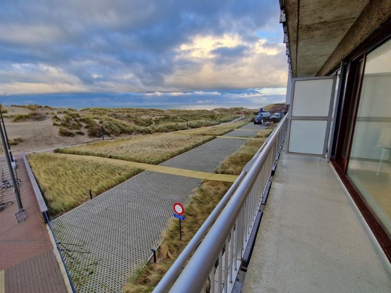 Unieke hoekstudio met prachtig zeezicht, gelegen tussen de duinen en de Zeedijk van Oostduinkerke foto 2
