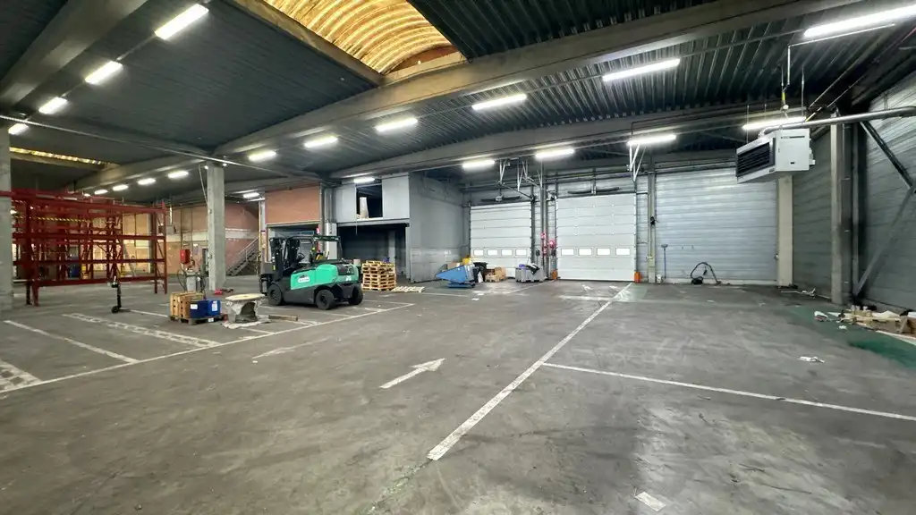 Magazijn met kantoren te huur langs E34 in Beveren foto 6