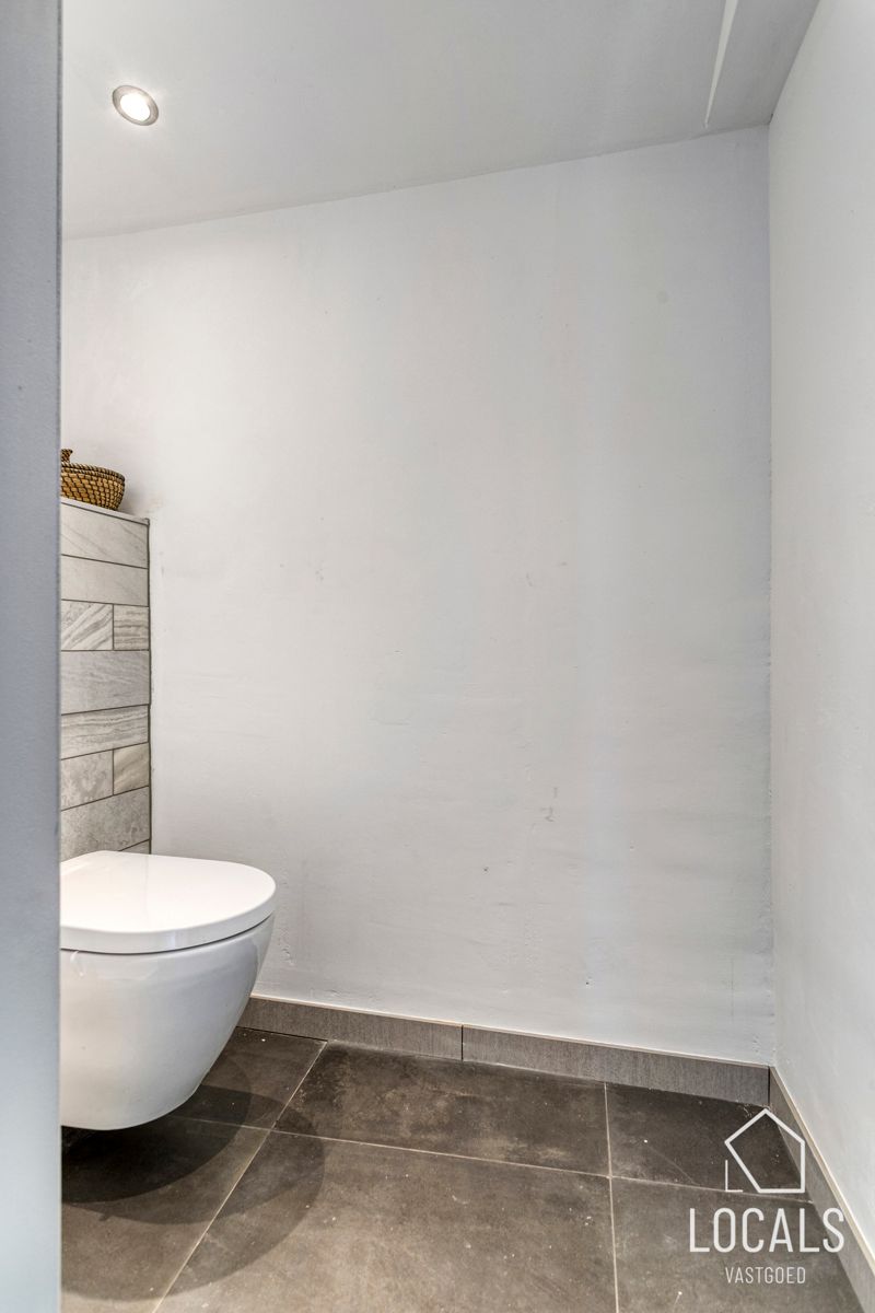 Mooie gerenoveerde woning met ruime garage in hartje Okegem foto 14