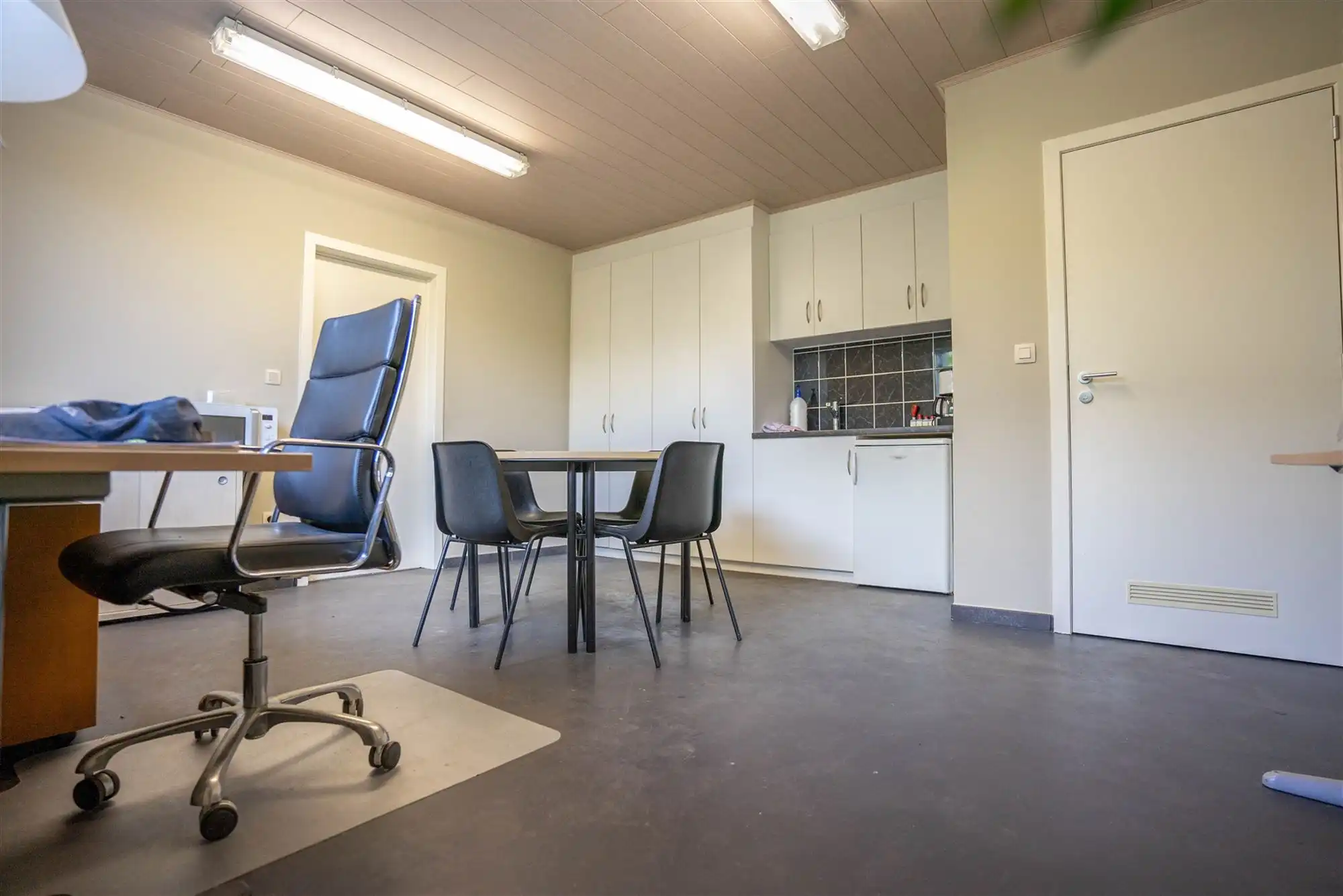 Ruime loods van 400m² met kantoor en parking foto 13