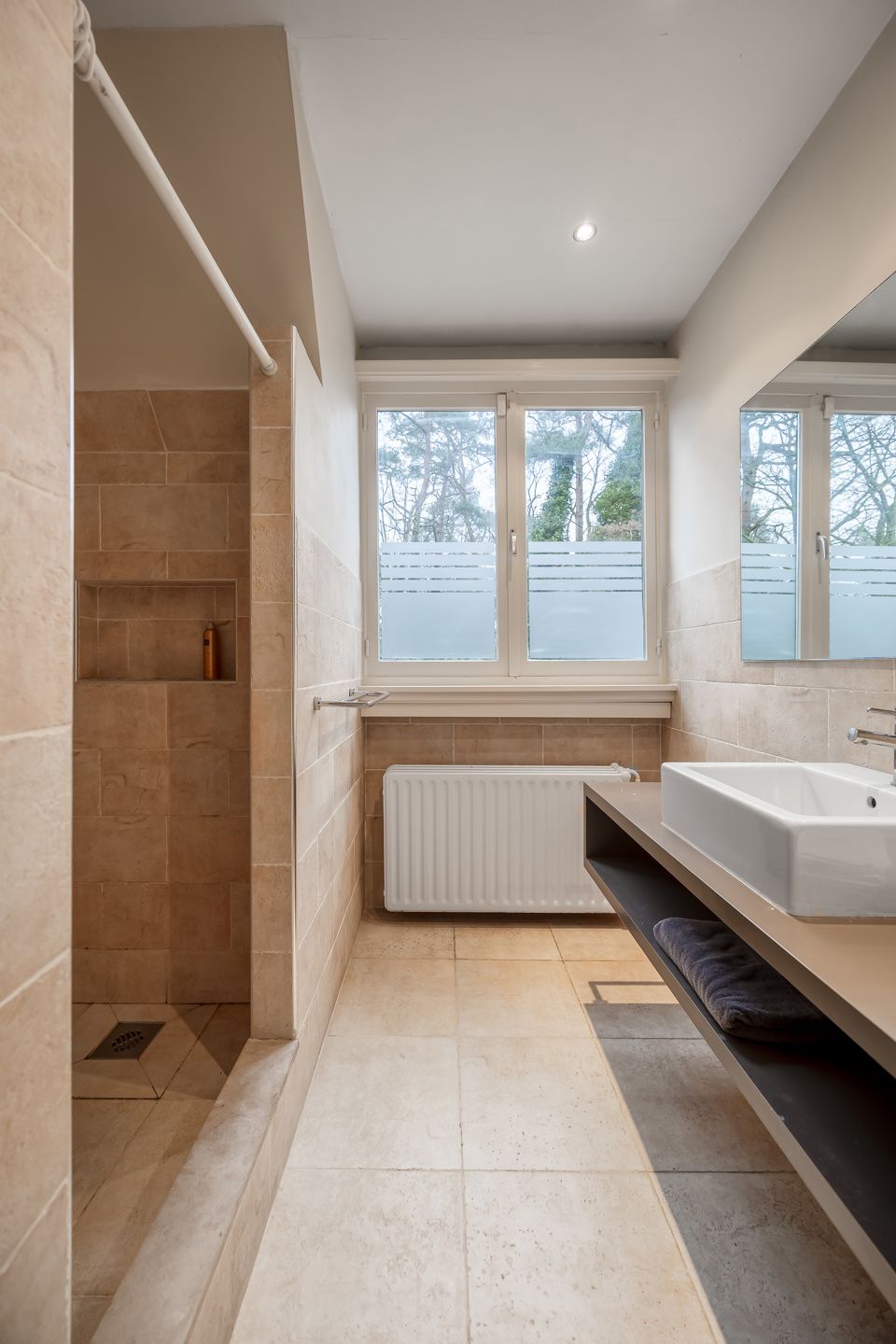 Ruime villa met bijgebouw in residentiële wijk foto 18