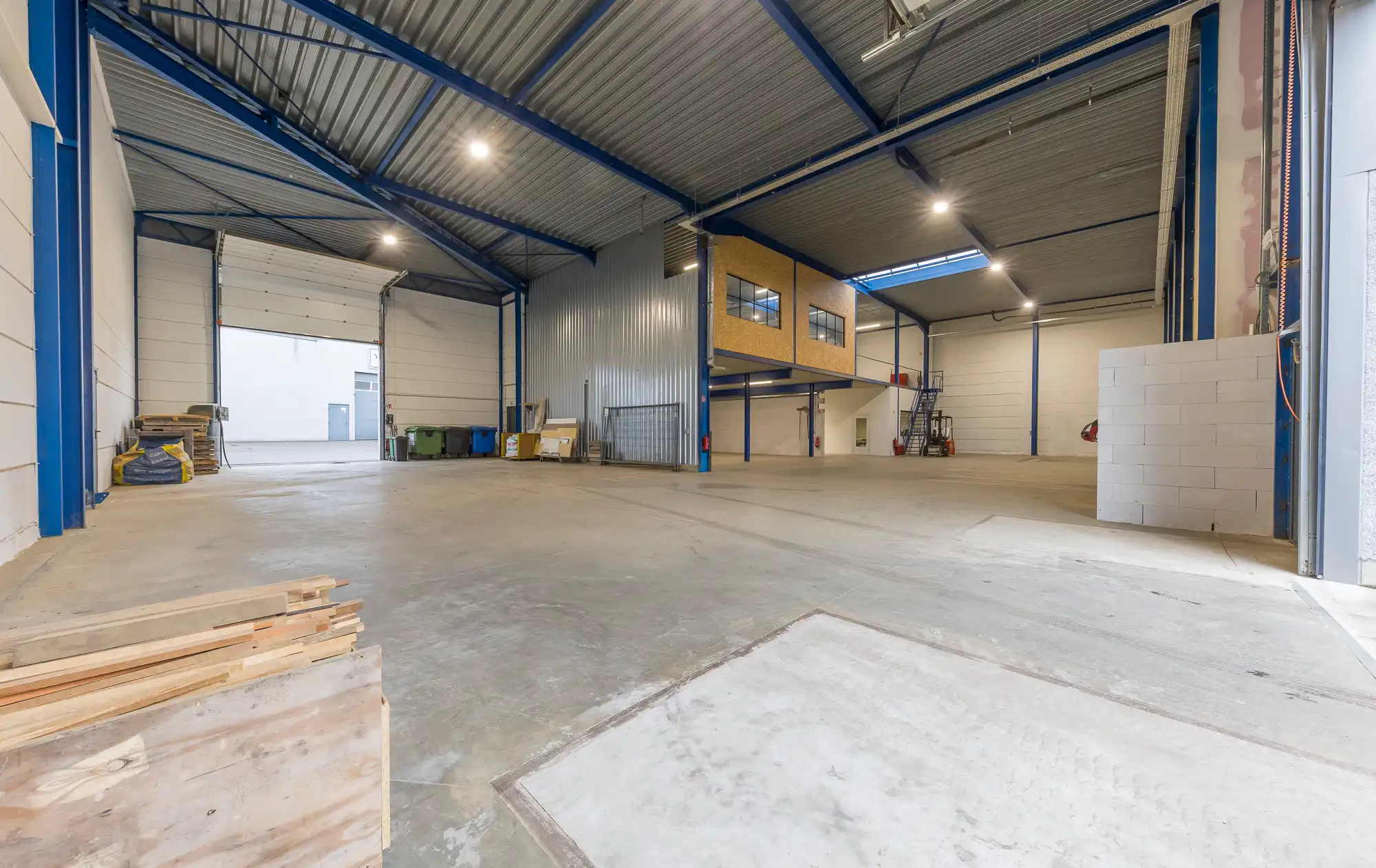  Zoeken op trefwoorden ... Vergelijk aanbiedingen TE KOOP: Bedrijfshal van 850m2 op gunstige locatie in Bree (industrieterrein Vostert) foto 4