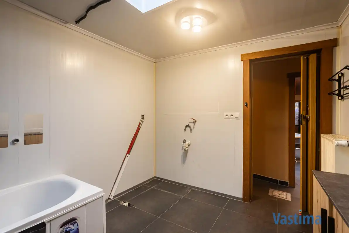 Stadswoning met zonnepanelen en tuin foto 11