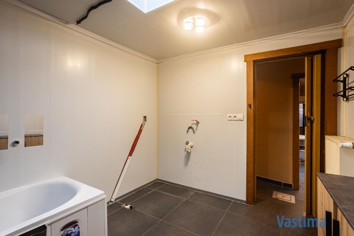 Stadswoning met zonnepanelen en tuin foto 11