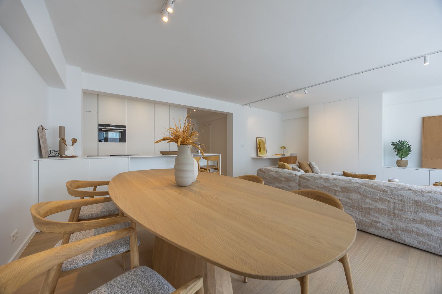Ruim, gerenoveerd drie slaapkamer appartement in hartje Oostende foto 4