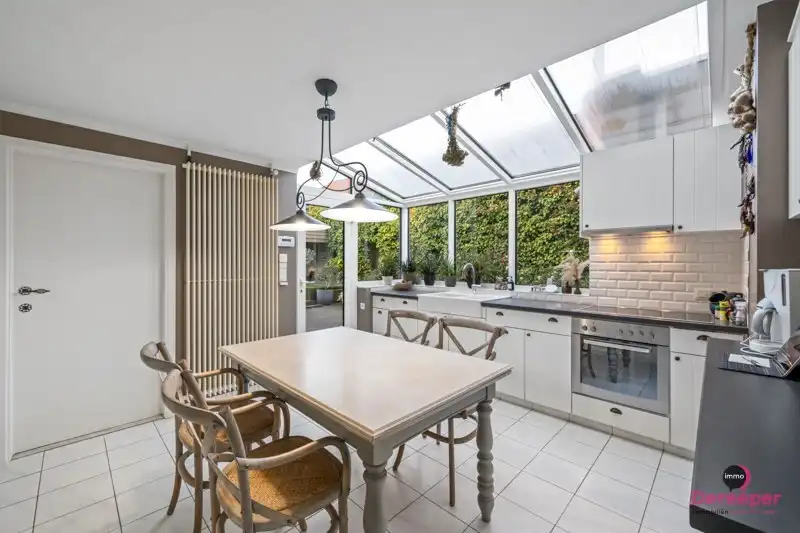 Commercieel sterk handelspand met woonst en opslag op topligging – alles op één perceel van 817m² foto 8