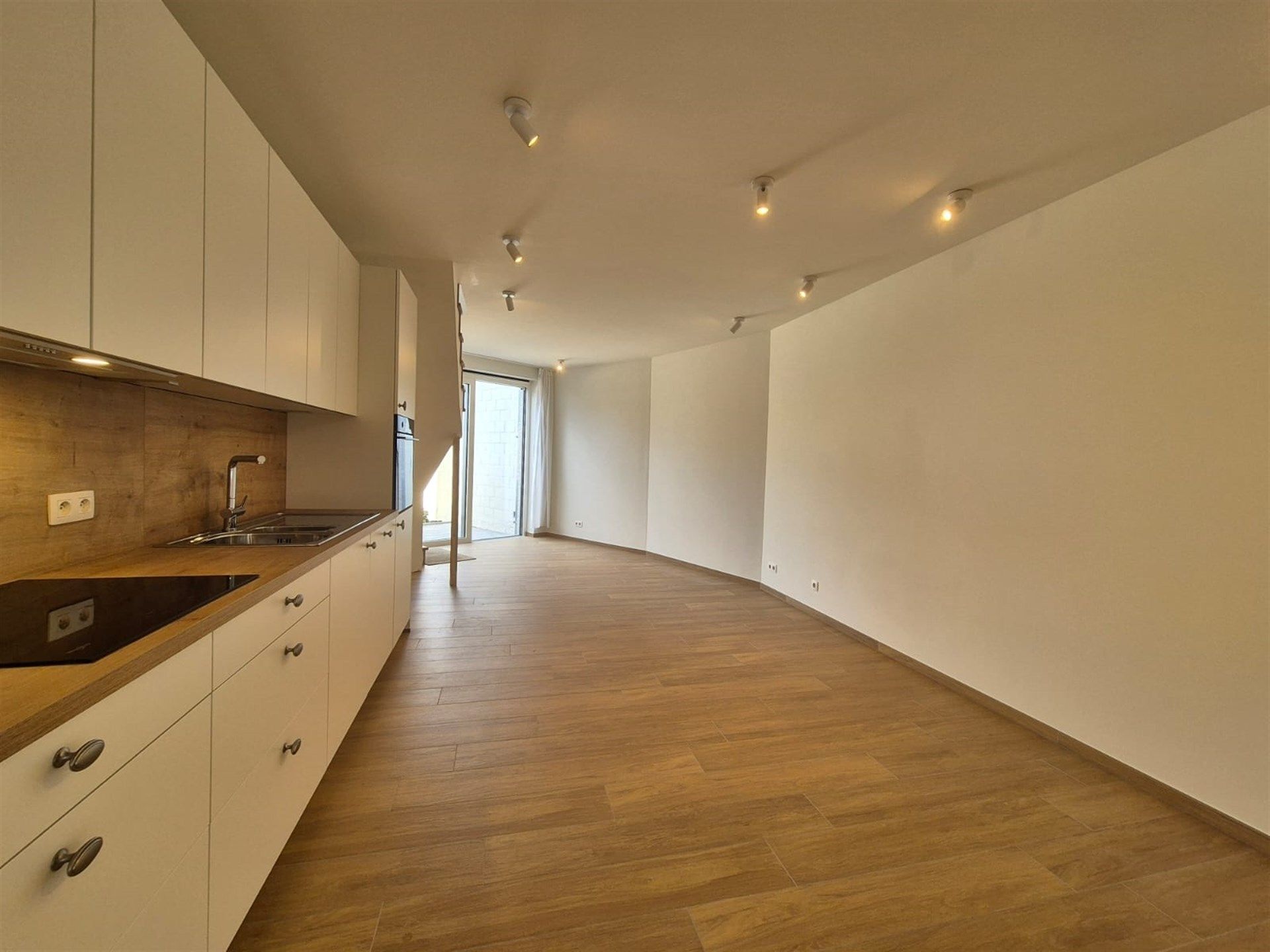 Moderne en energiezuinige nieuwbouwwoning met 2 slaapkamers en koer. foto 3