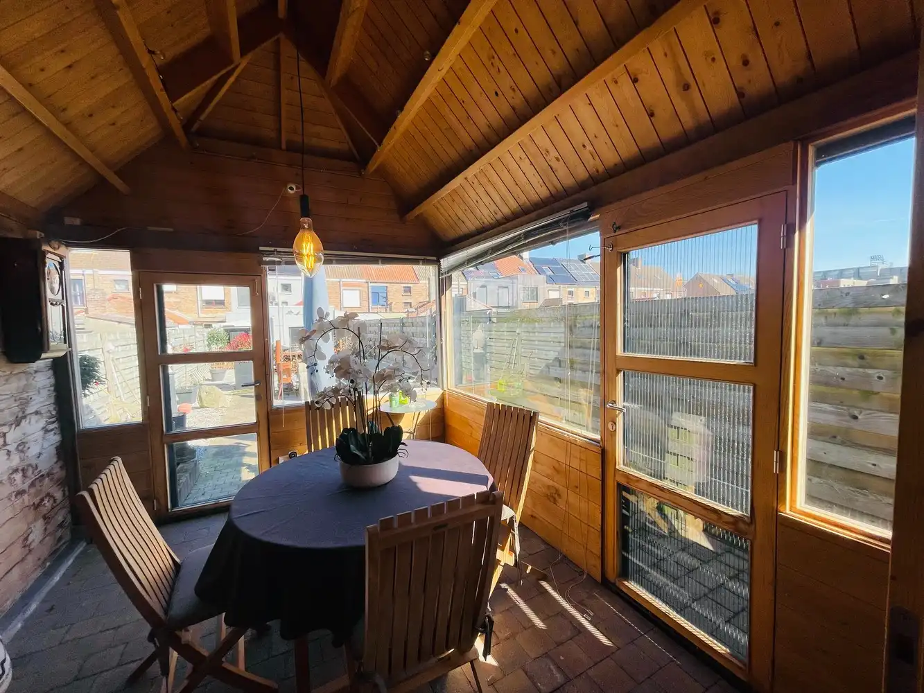 Sint-Andries,Uiterst verzorgd INSTAPKLAAR ENERGIEZUINIG woonhuis ( reno 2019) met grote, zonnige ZUIDWESTgerichte aangelegde terrastuin en prachtig ingericht HUISJE achteraan in de tuin, foto {{pictureIndex}}