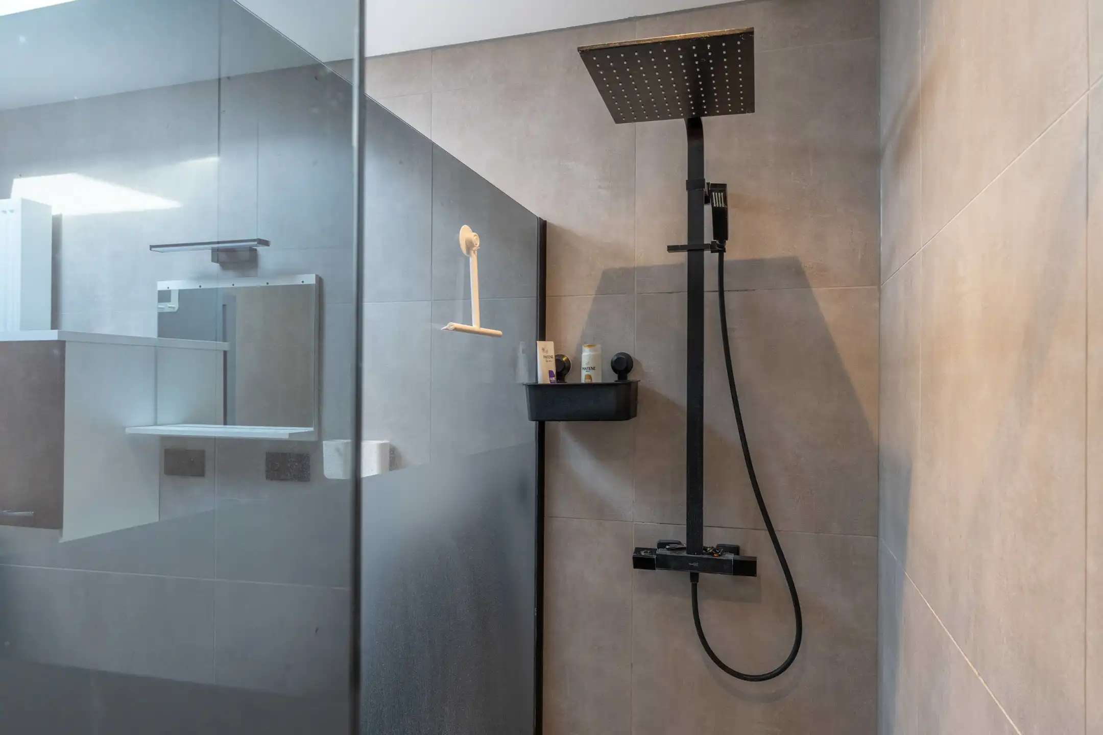 Recent gerenoveerde woning (2023) met 2 slaapkamers en gezellige stadstuin. foto 14