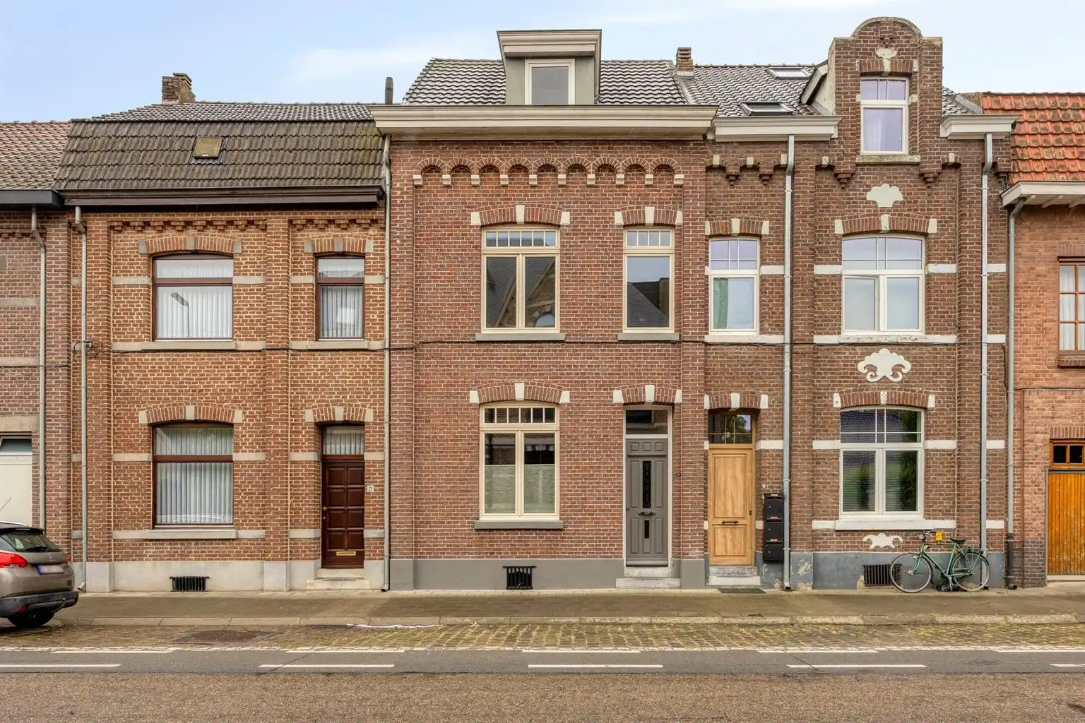 Hoofdfoto van de publicatie: Prachtig gerenoveerde stadswoning met 3 slaapkamers en zuidgerichte tuin, op wandelafstand van het centrum van Maaseik.
