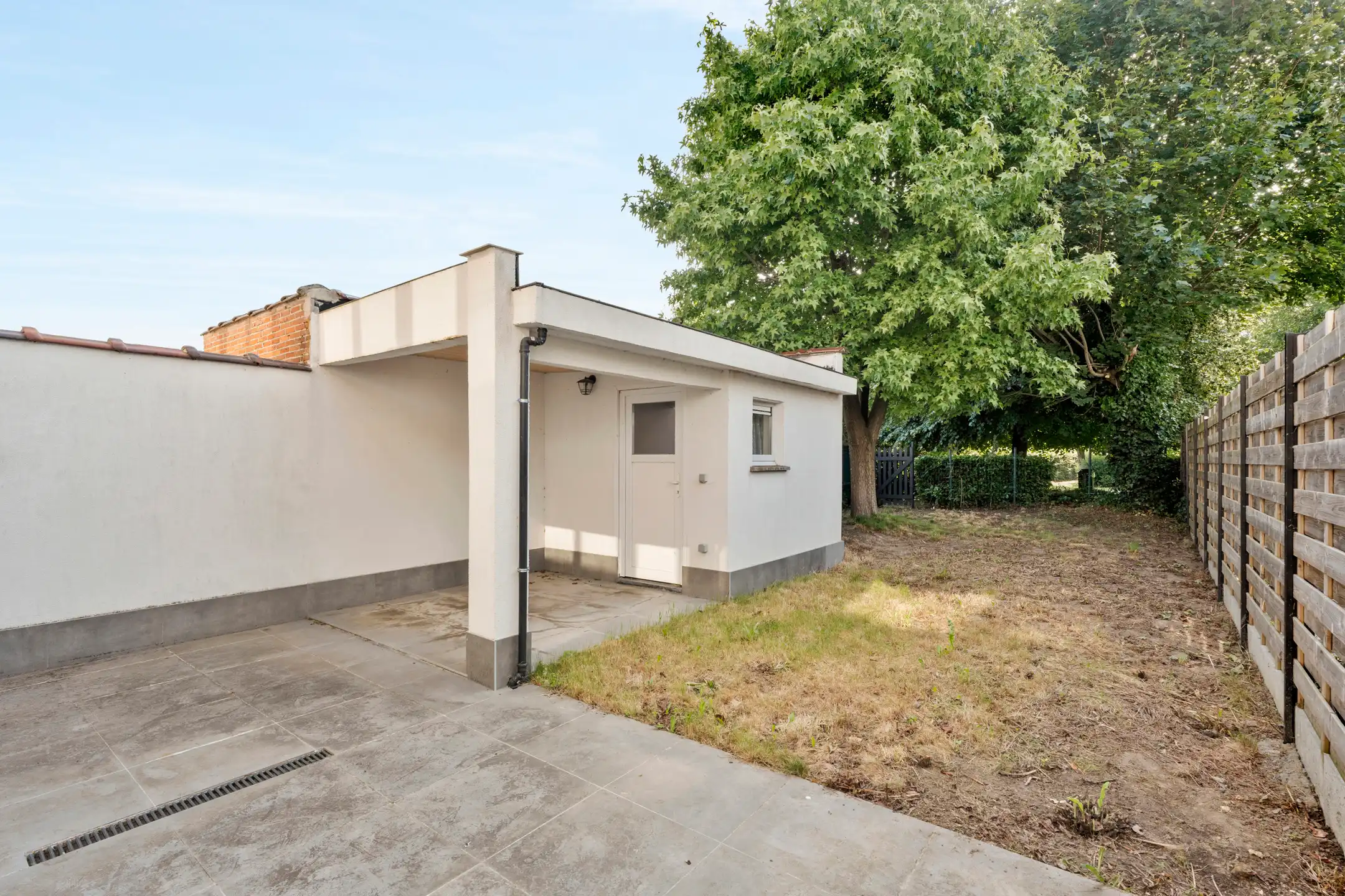 Volledig GERENOVEERDE woning met ZONNIGE TUIN en 3 SLK foto 9