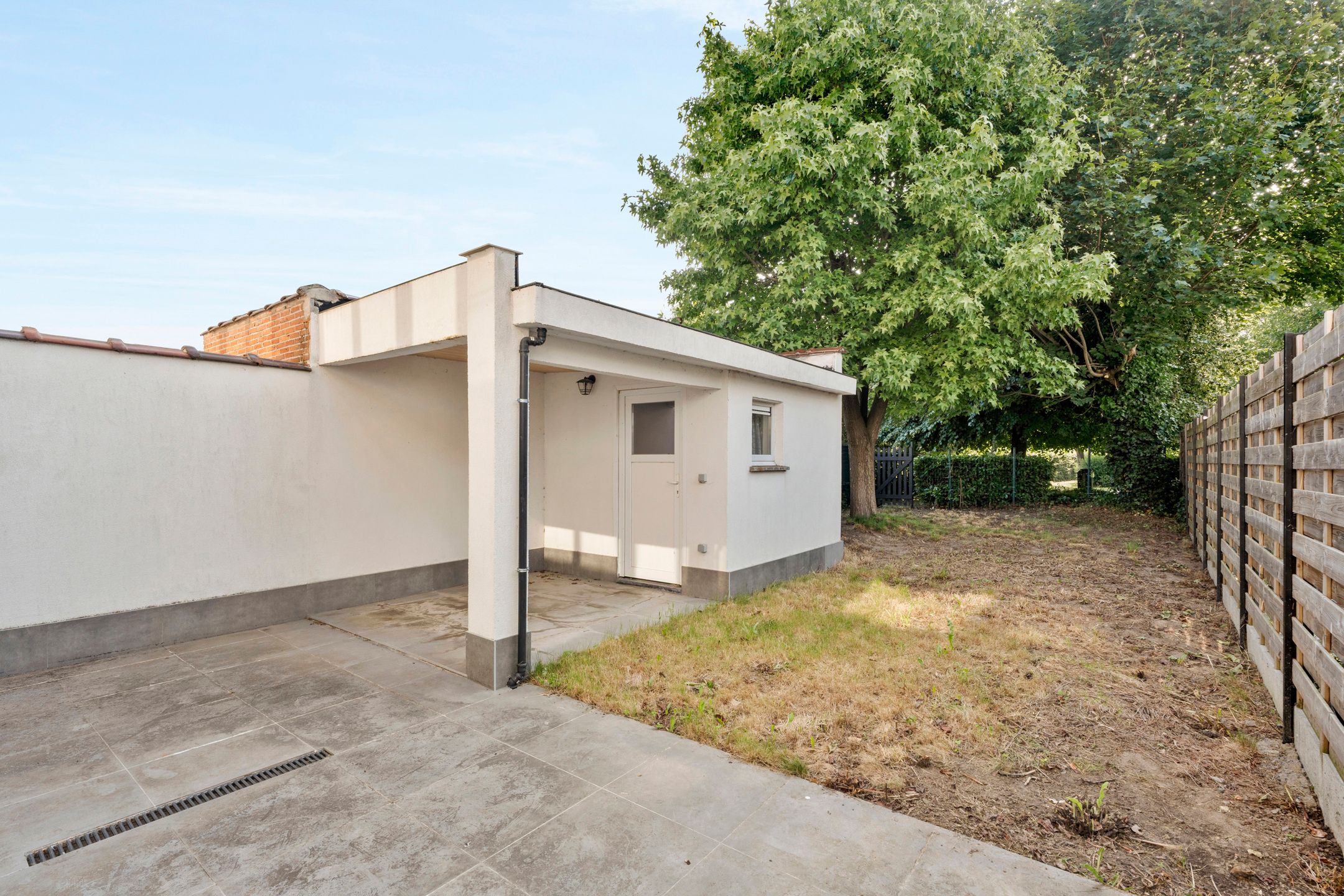 Volledig GERENOVEERDE woning met ZONNIGE TUIN en 3 SLK foto 9