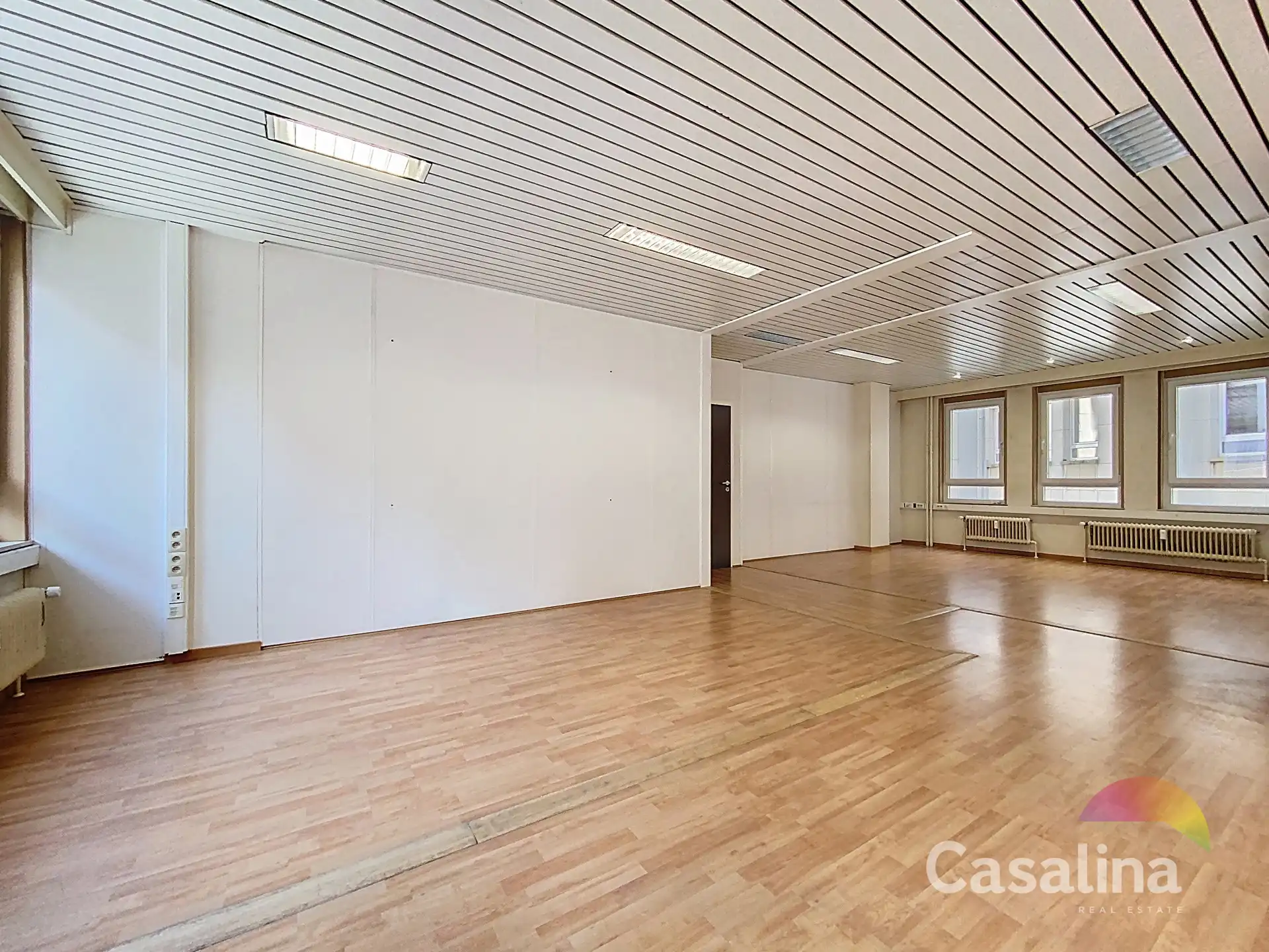Ruime kantoorruimtes van 564 m², ideaal gelegen met parkings foto 11