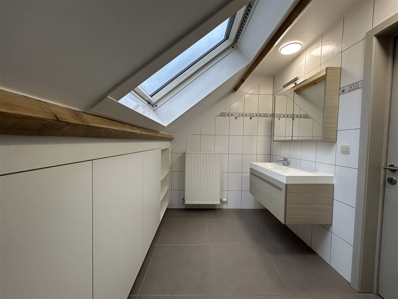 Ruim duplexappartement met 2 slaapkamers, terras, autostaanplaats en kelderberging. foto 18