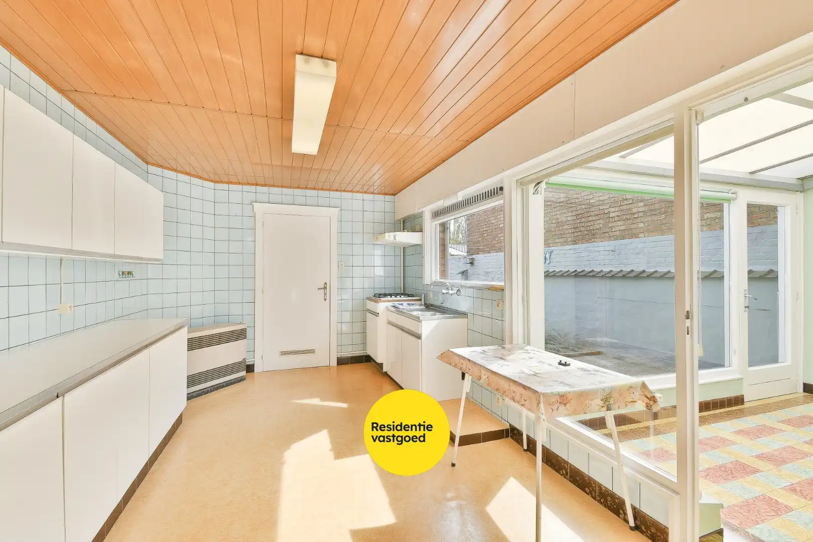 Te renoveren gezinswoning met drie slaapkamers en zongerichte tuin foto 6