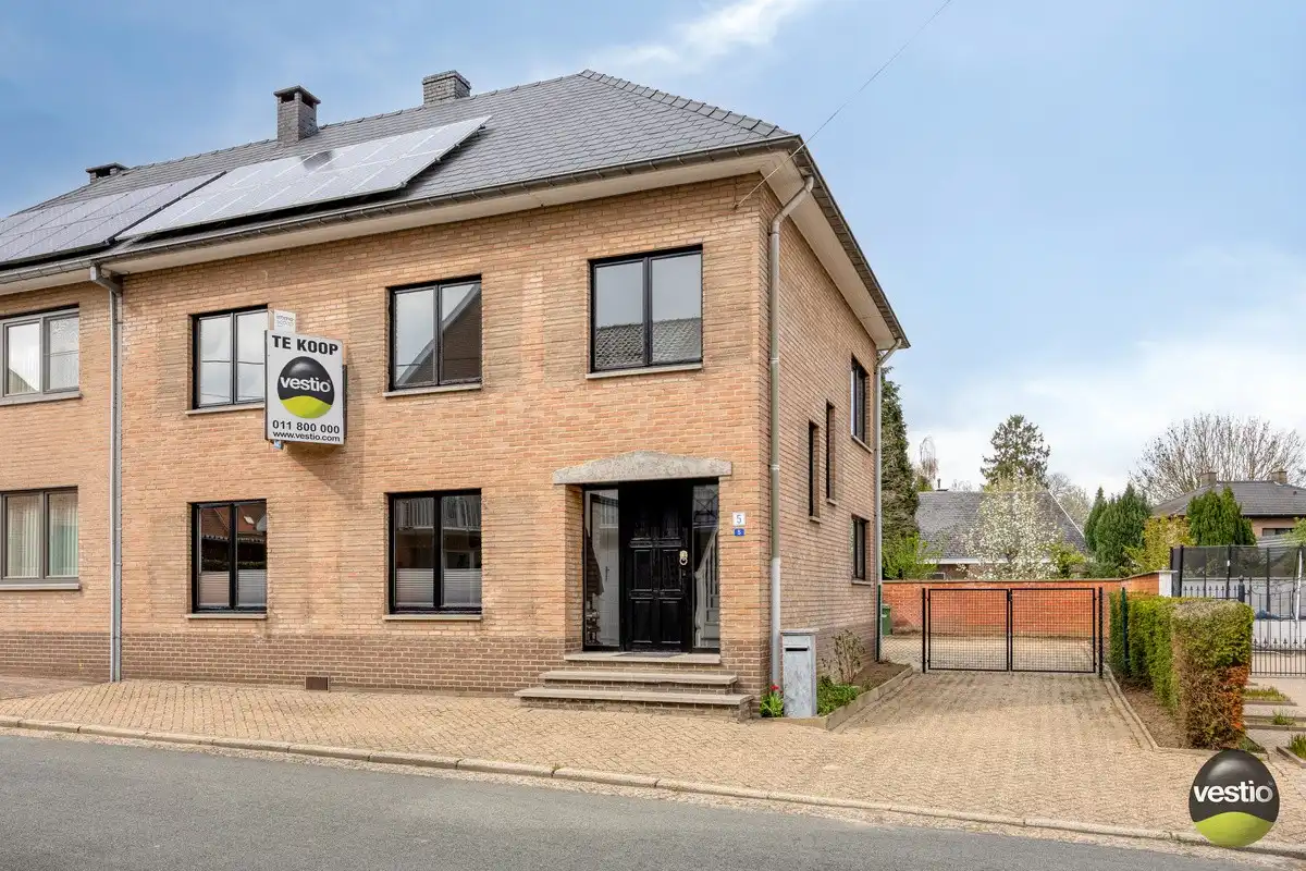 HALF VRIJSTAANDE WONING MET 4SLPK TE EIGENBILZEN. foto {{pictureIndex}}