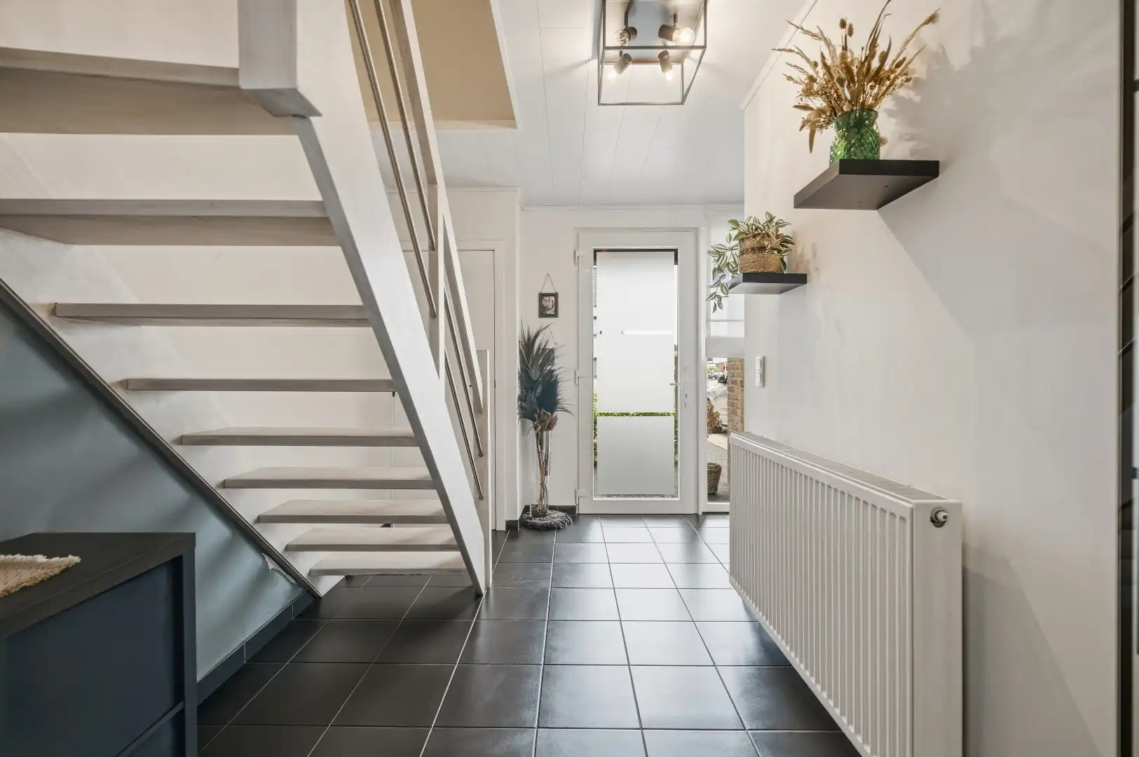 Mooie instapklare gezinswoning met moderne indeling en gezellige tuin foto 5