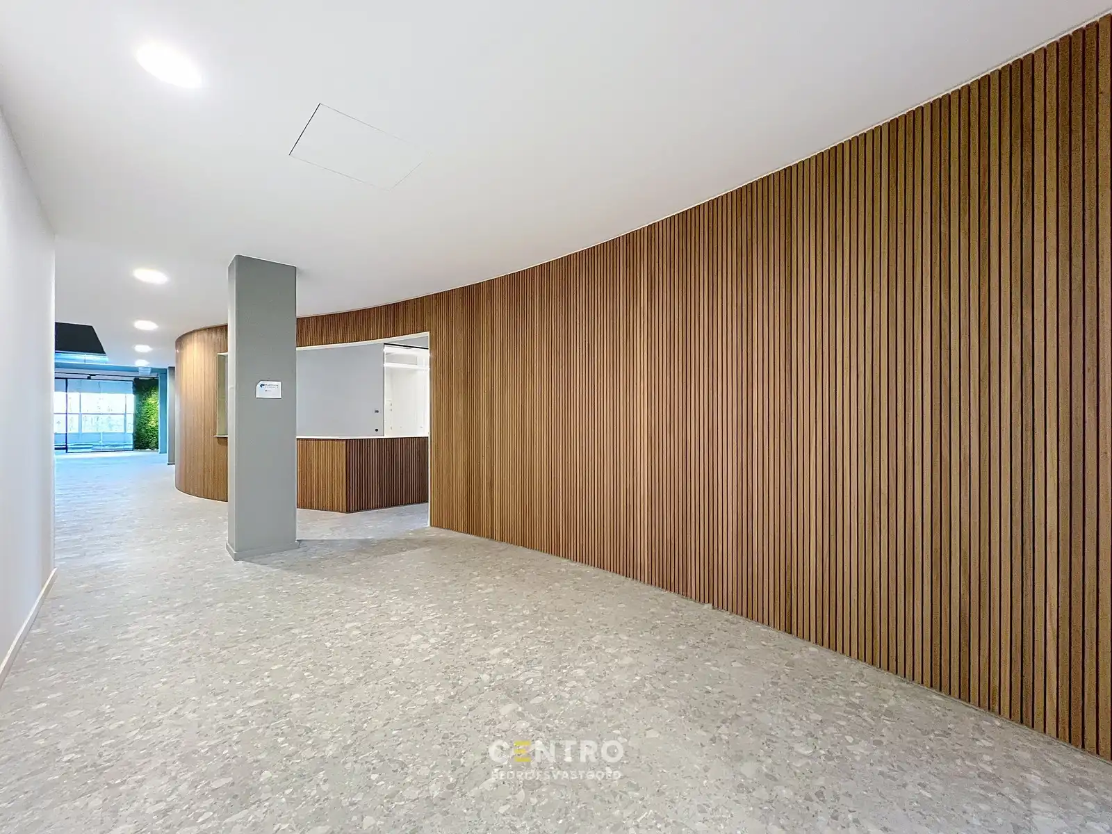 Energiezuinige, vernieuwde SERVICED kantoorruimte met mogelijkheid om een MAGAZIJN (215m²) bij te huren op Ieper Business Park! foto 4