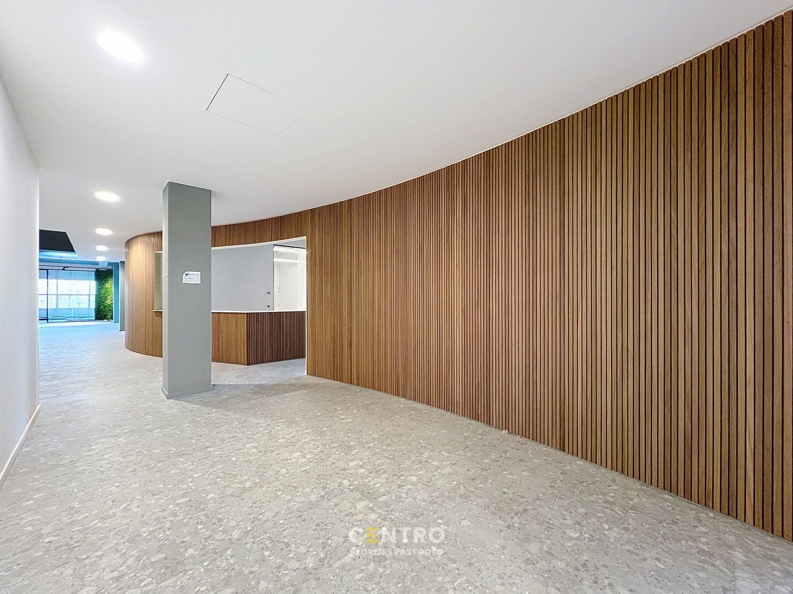 Energiezuinige, vernieuwde SERVICED kantoorruimte met mogelijkheid om een MAGAZIJN (215m²) bij te huren op Ieper Business Park! foto 4
