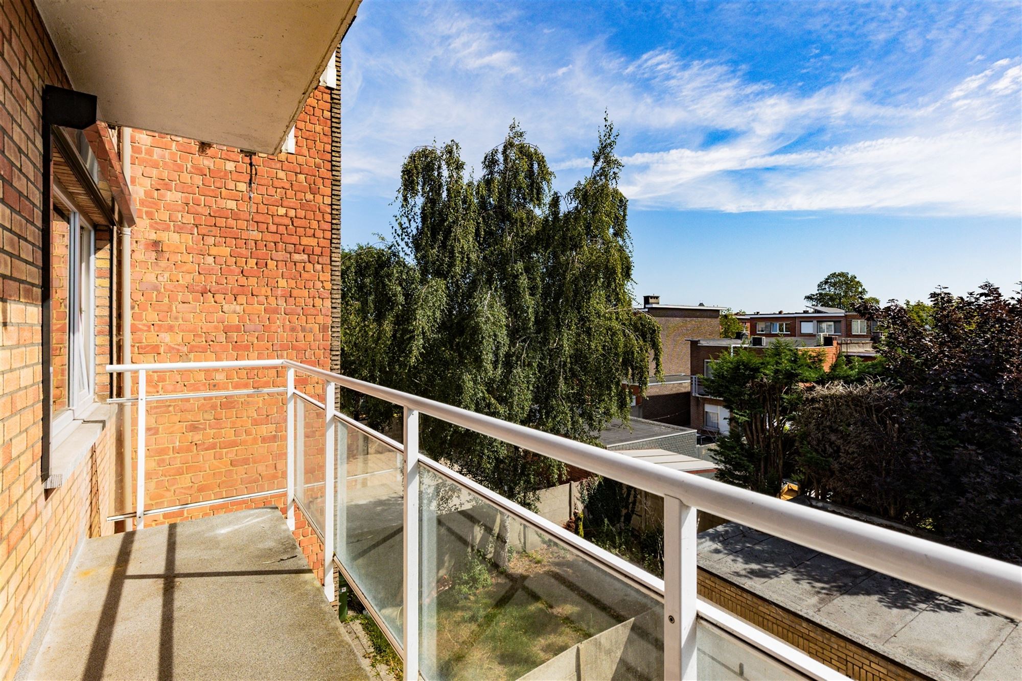 Ruim op te frissen 2 slk appartement met terras foto 13