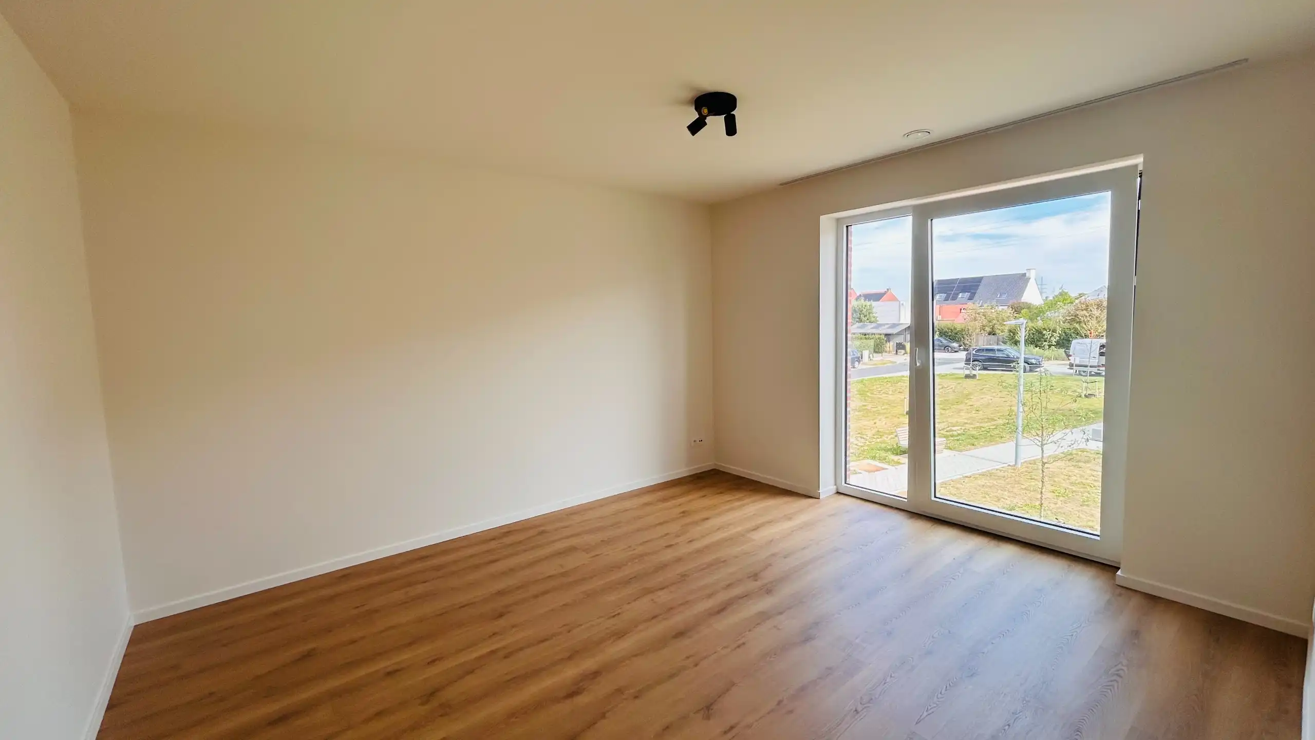 Ruime nieuwbouwwoning met 3 slaapkamers en eigen parkeerplaats in groene woonwijk De Weverie foto 11