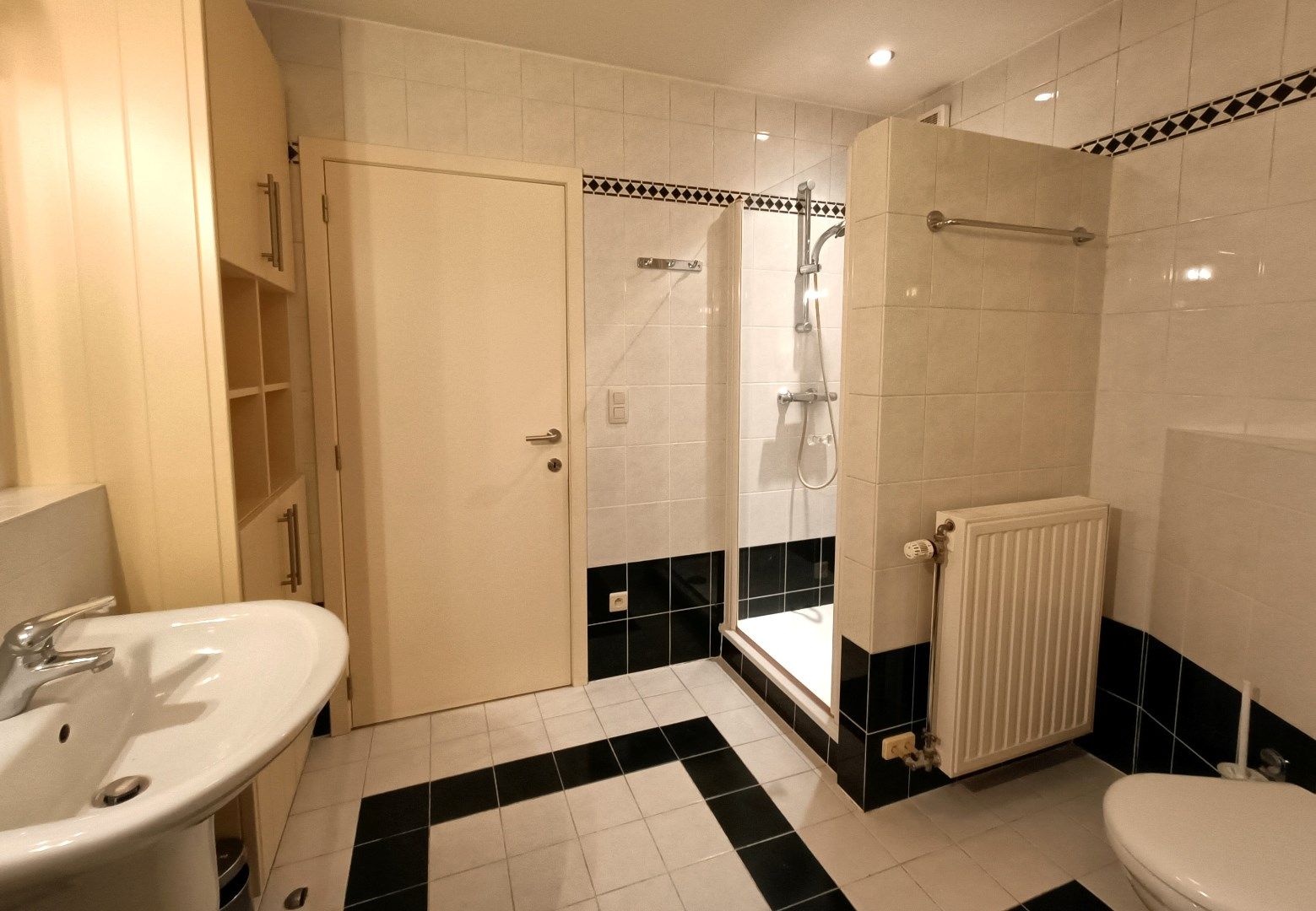 RUIM APPARTEMENT MET AUTOSTAANPLAATS foto 7