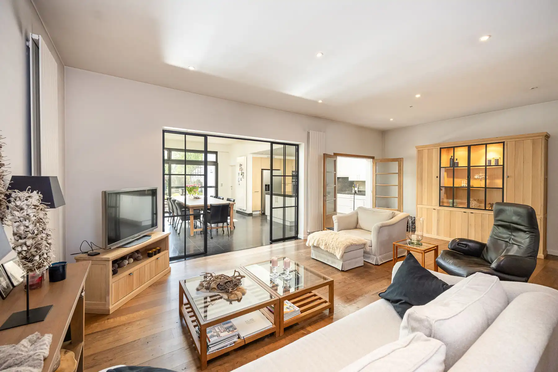 Ruime gezinswoning met rustige tuin en 4 slaapkamers. foto 6