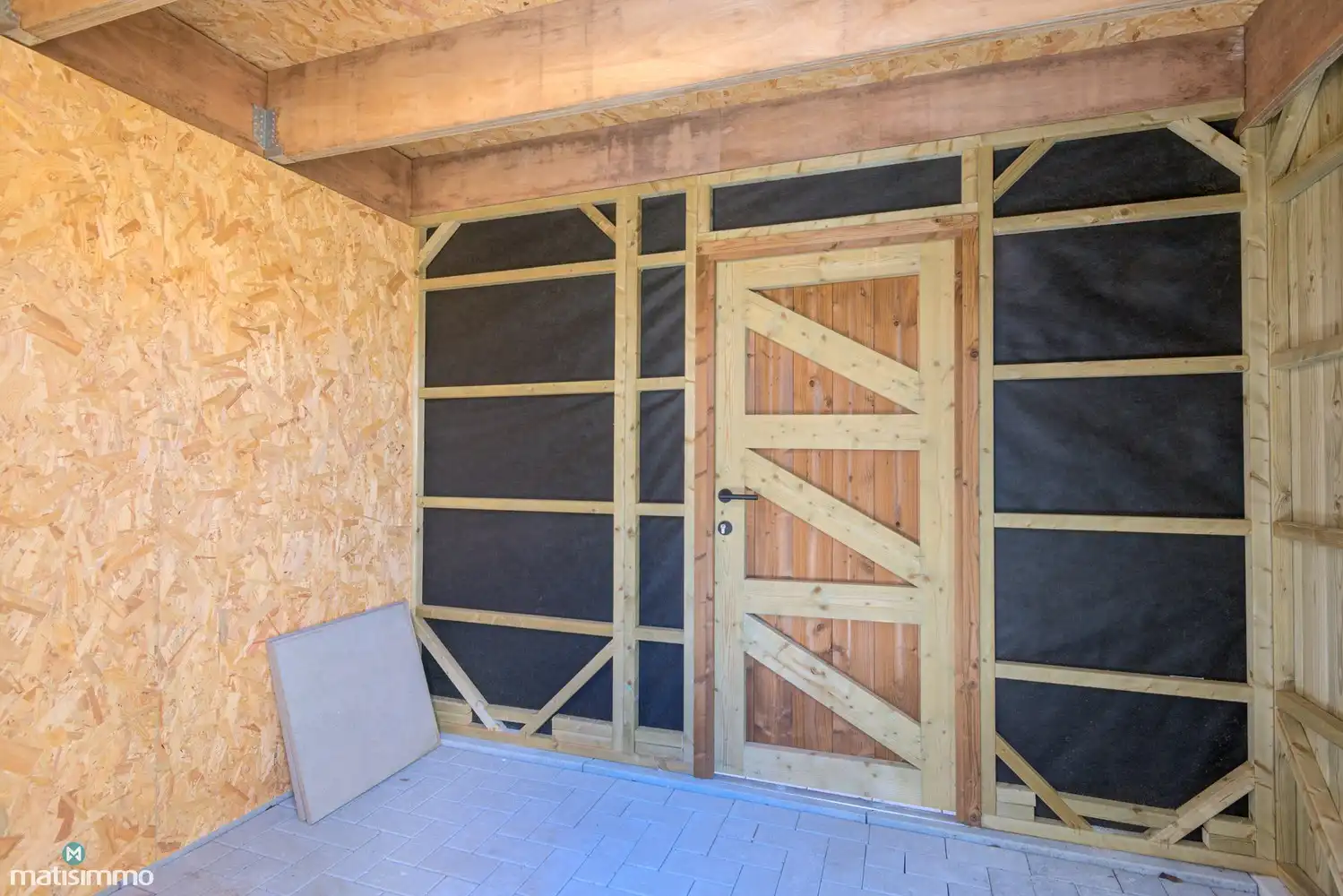 INSTAPKLAAR NIEUWBOUW GELIJKVLOERSAPPARTEMENT MET RUIM TERRAS, BUITENBERGING EN CARPORT IN HET HARTJE VAN HOESELT foto 20