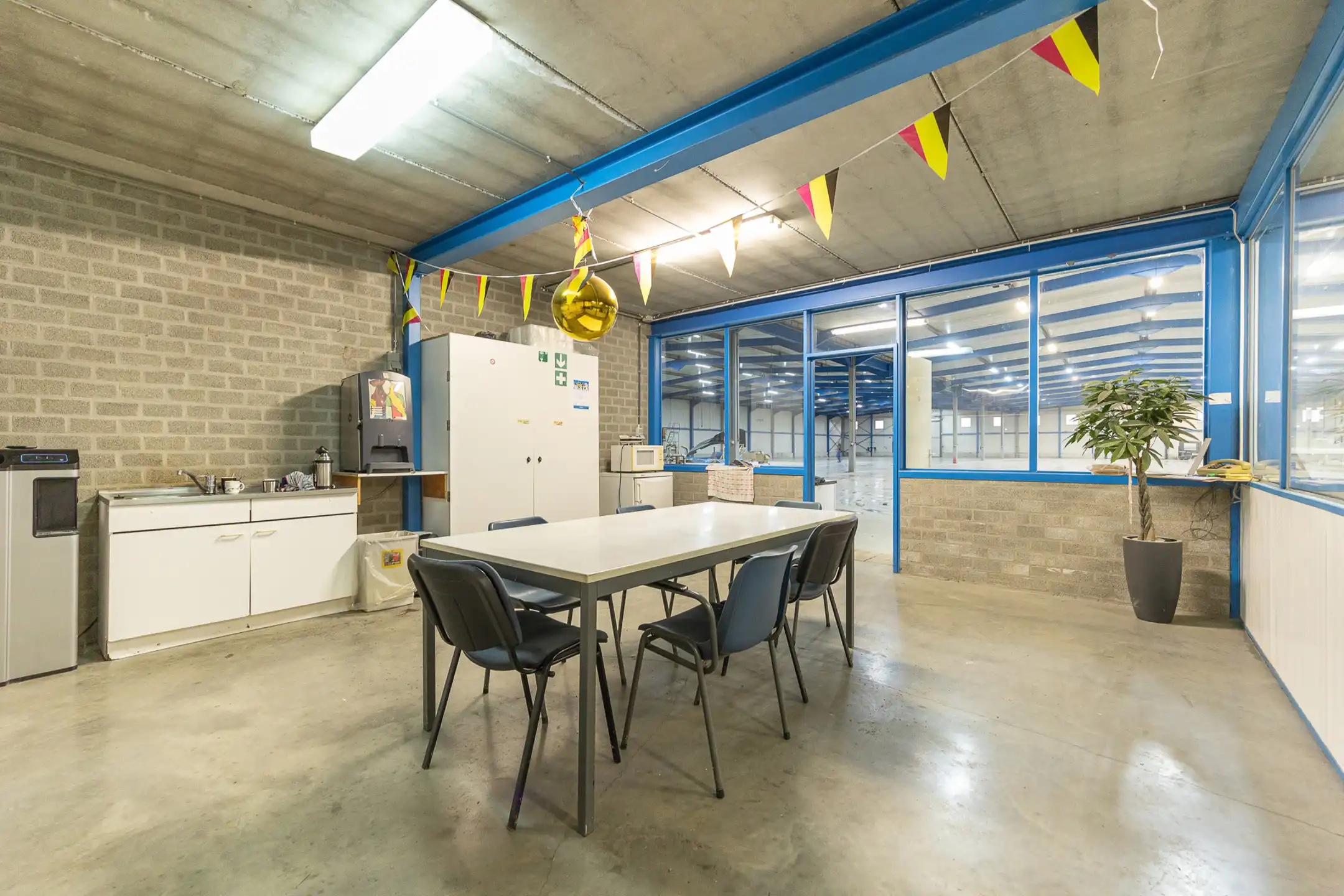 Magazijnen te huur met kantoor foto 14