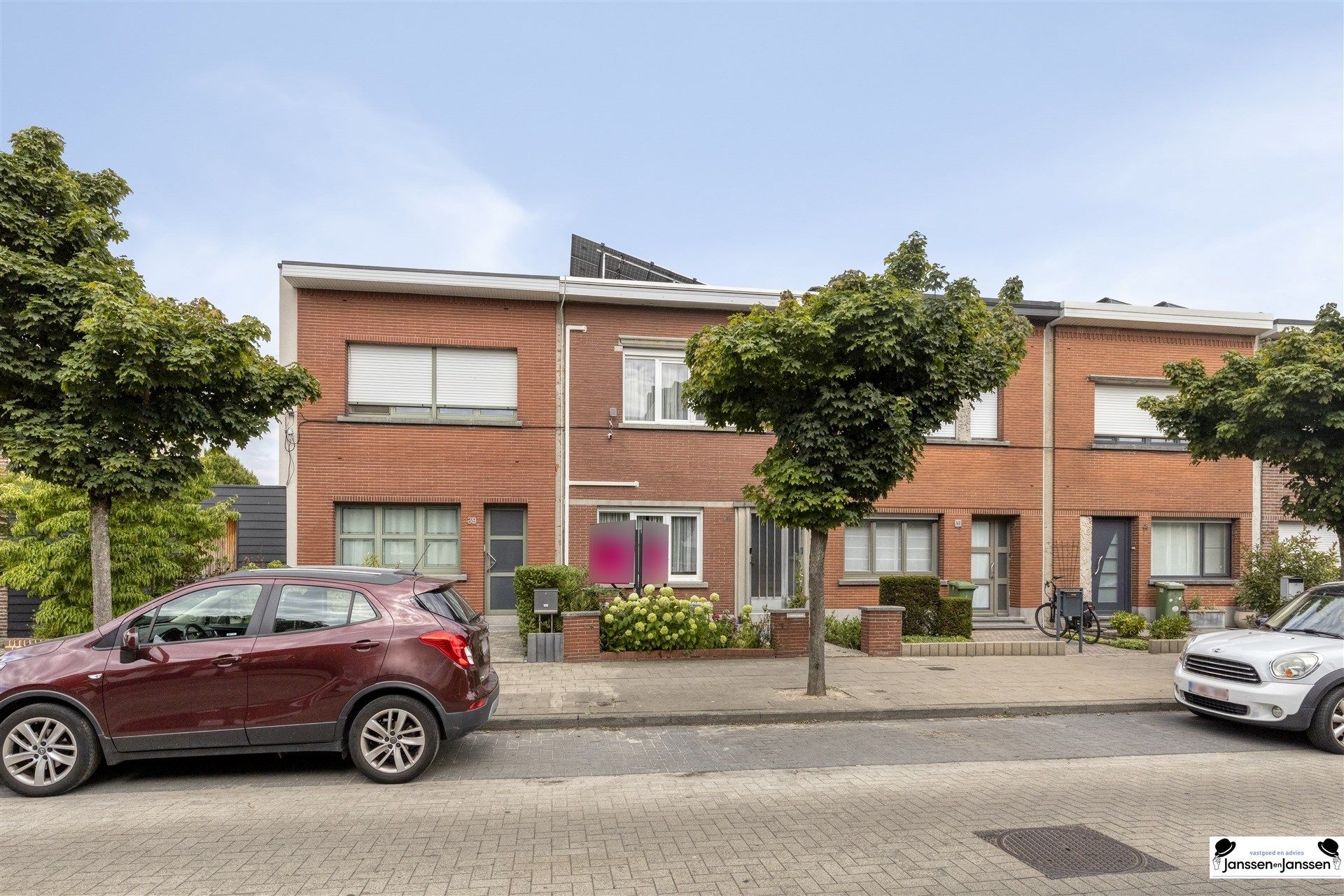 Welkom in deze charmante gezinswoning, ideaal gelegen in het hart van Wilrijk. foto {{pictureIndex}}