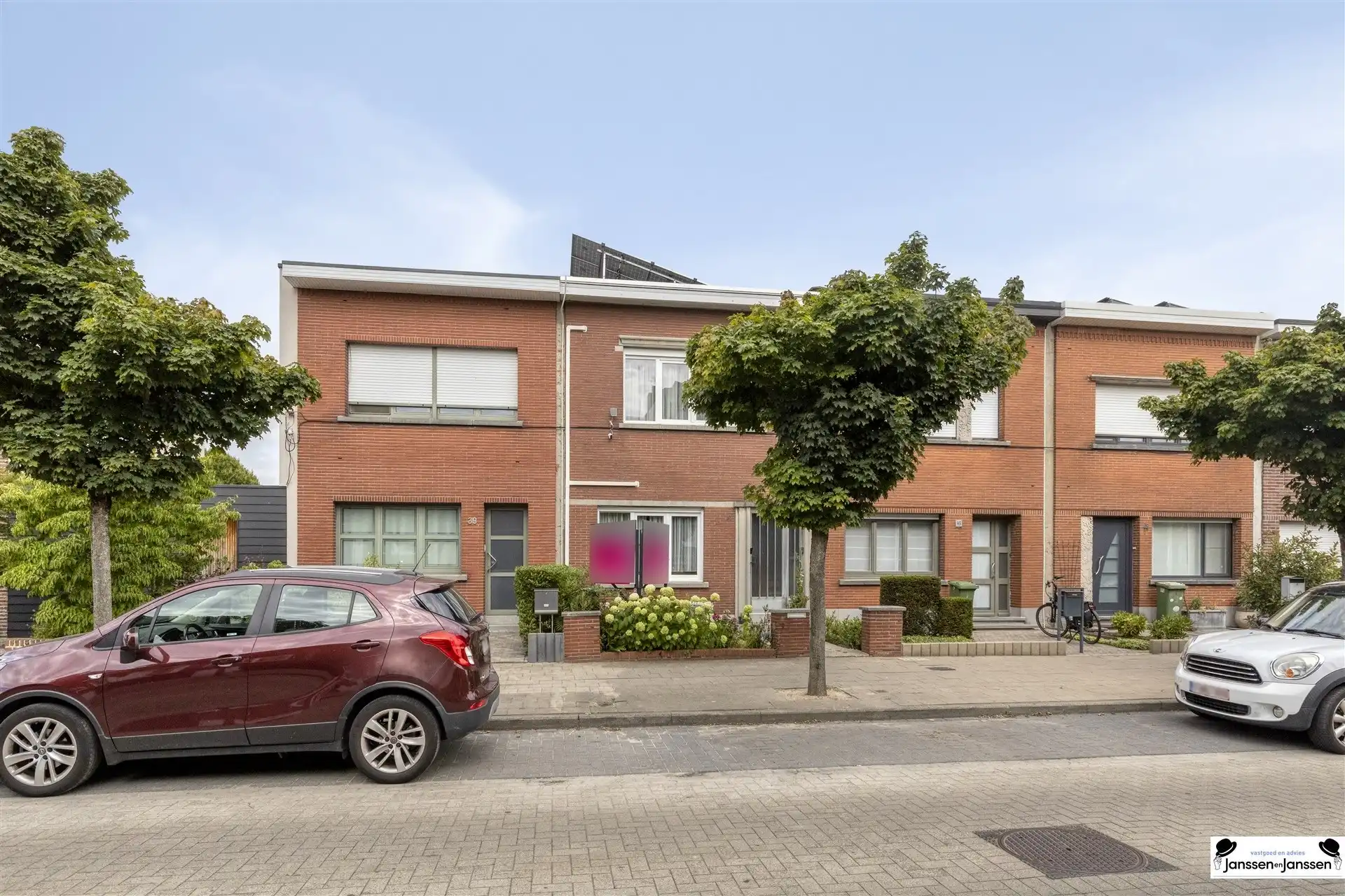 Welkom in deze charmante gezinswoning, ideaal gelegen in het hart van Wilrijk. foto {{pictureIndex}}